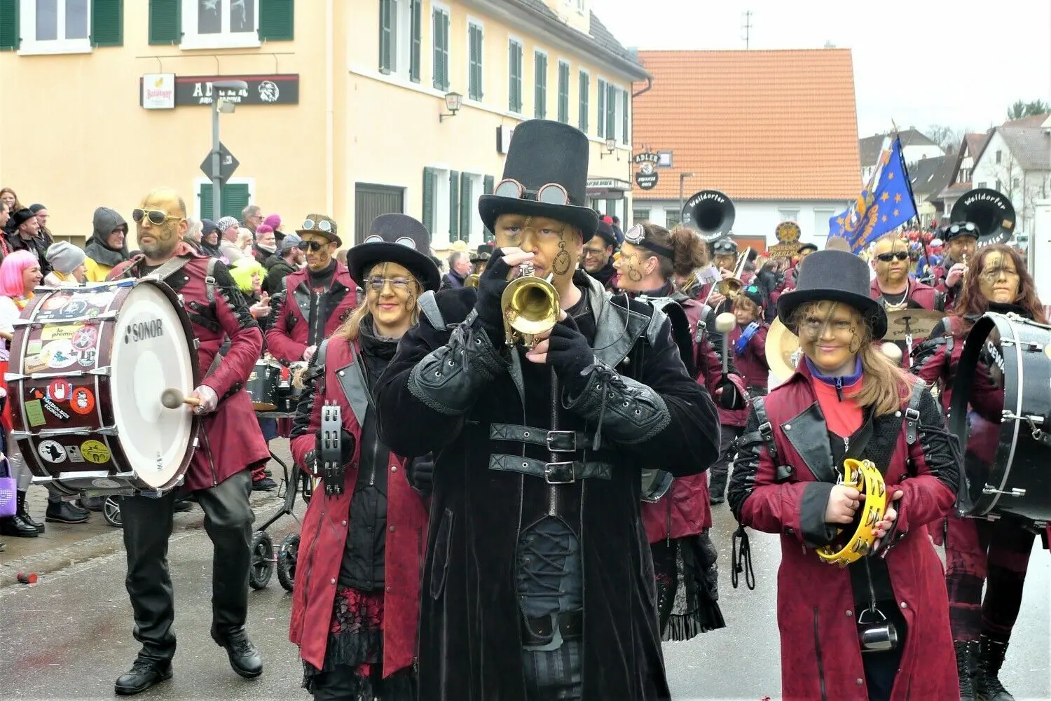 Kräftig auf die Pauke haut die Guggenmusik „Weildorfer Notenquäler“, die ihren 30. Geburtstag feierte.