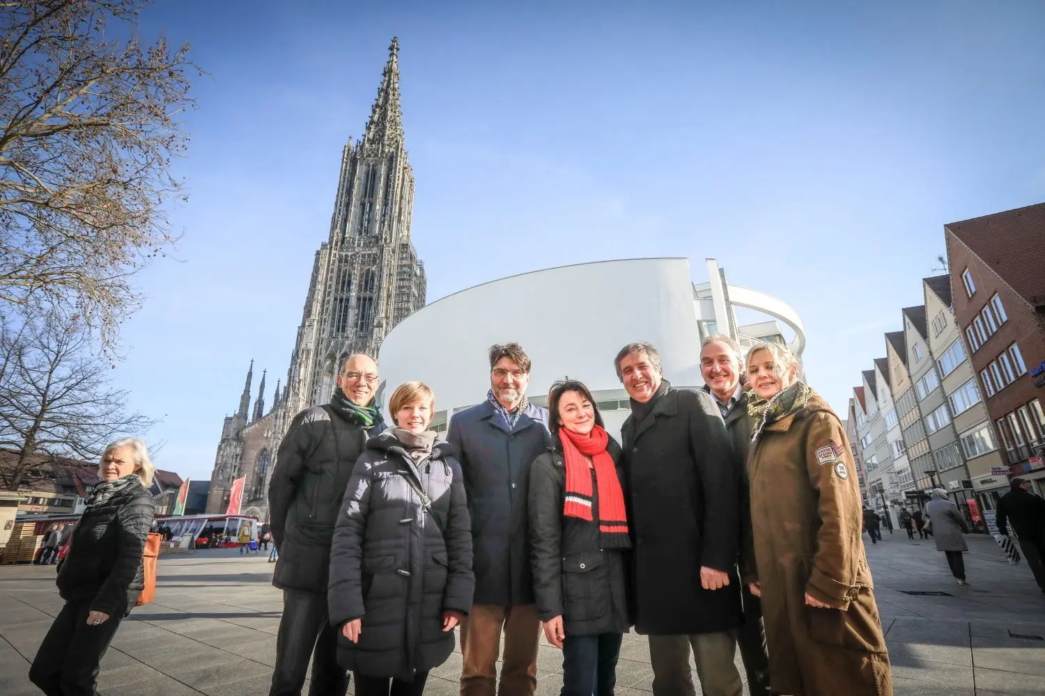 Einsatz für den guten Zweck (von links): Gästeführer Gerhard Bernt, Pia Jerger (Museum Ulm), Münsterpfarrer Peter Schaal-Ahlers, Gästeführerin Anni Eschenbach, Aktionsleiter Karl Bacherle, UNT-Chef Wolfgang Dieterich und Kerstin Hampel (UNT).⇥