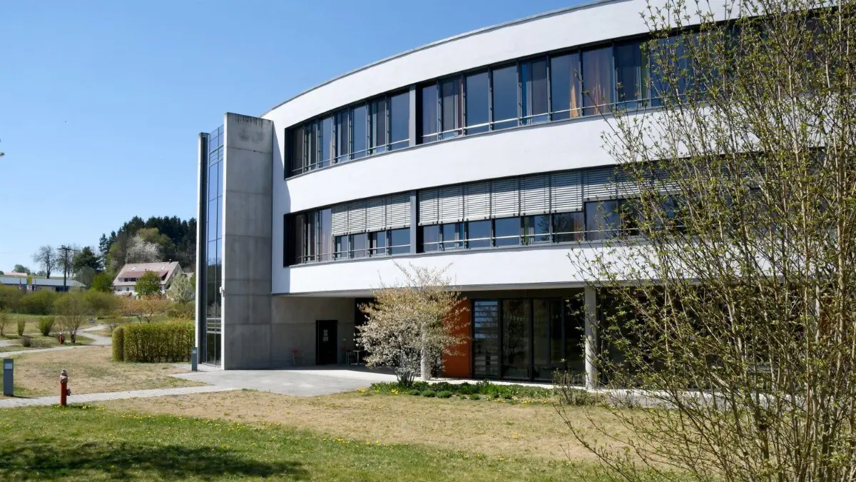 Für die Albklinik Münsingen gibt es derzeit noch keinen konkreten Fahrplan für die Rückkehr in den Normalbetrieb.
Albklinik Münsingen