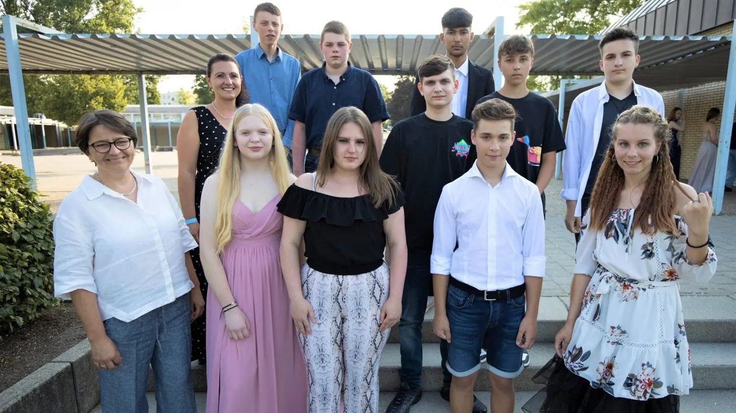 Die Neuner, die ihren Hauptschulabschluss in der Tasche haben, zusammen mit den Lehrerinnen Julia Kaplan und Magdalene Jabs.