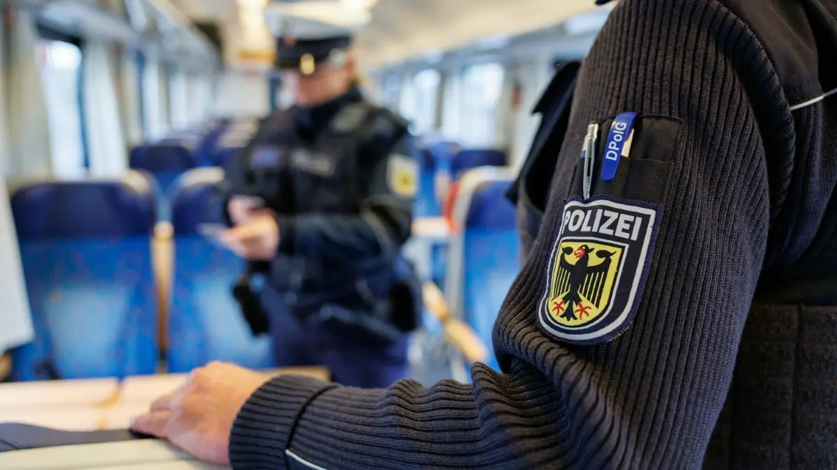 Die Bundespolizei sucht nach zwei Männern. Einer der Unbekannten soll im Zug von Stuttgart nach Ulm eine Zugbegleiterin angegriffen haben (Symbolbild).
18.10.2023, Bayern, Furth im Wald: Bundespolizisten kontrollieren die Papiere eines Reisenden im Rahmen einer Einreiseverkehrskontrolle in einem Zug aus Prag in Richtung München. Foto: Daniel Karmann/dpa +++ dpa-Bildfunk +++