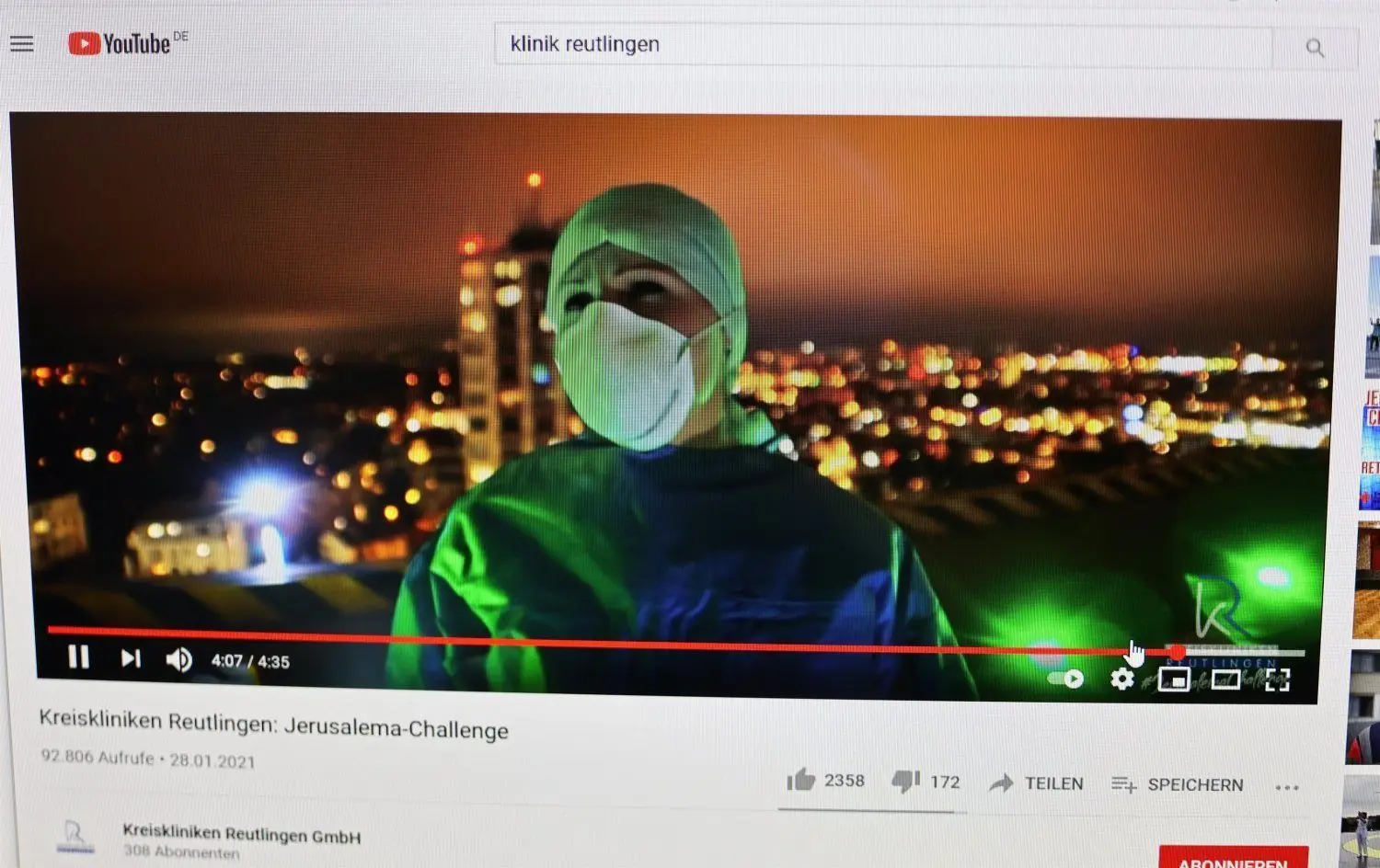 Eine der Schlussszenen: Die Maskenträgerin will noch weiter tanzen. Oben schwingt der Oberarzt die Hüften.