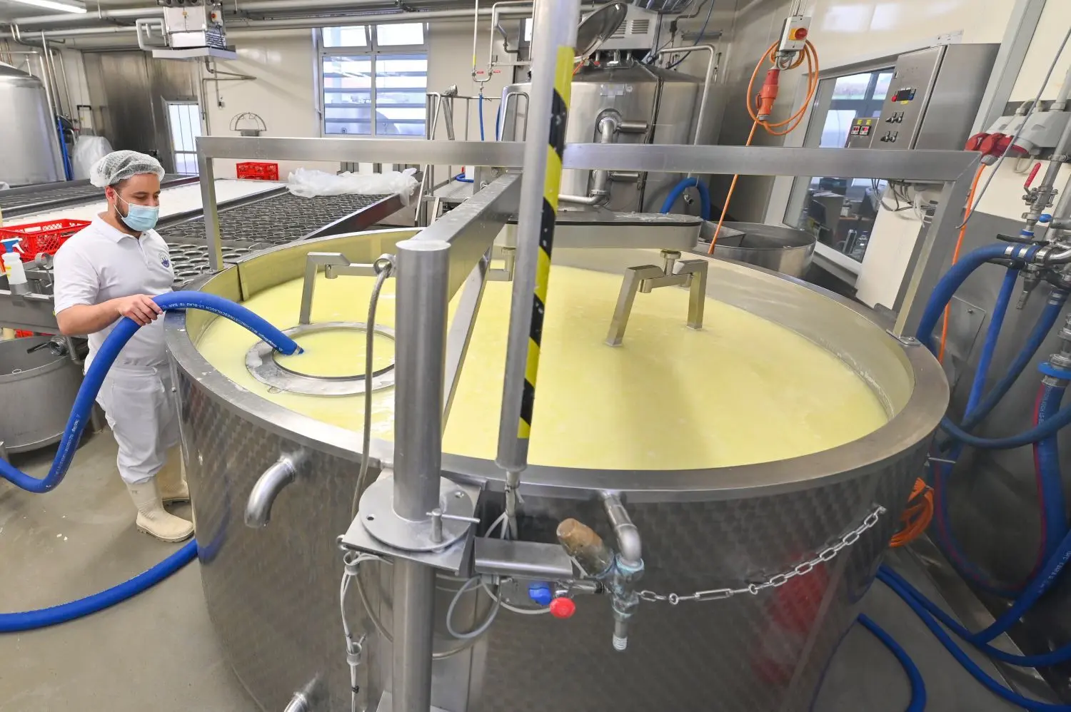 Besuch in der Produktion in der Landkäserei Herzog in Roggenburg-Schießen.