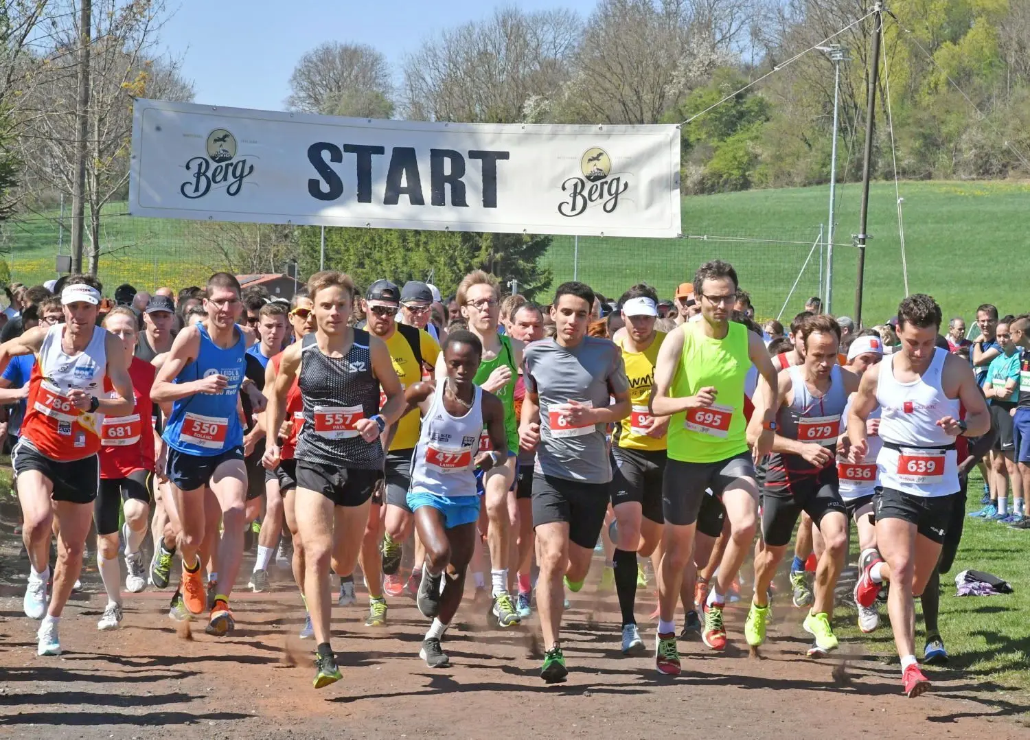 Paul Snehotta (Startnummer 557) aus Konstanz, Lamin Bah (477) aus Ulm und Marius Stang (695) aus Tübingen sicherten sich beim 10km-Straßenlauf schon ab dem Start im Donaustadion die Führung. In diesem Jahr verbuchte der Straßenlauf mit 425 Startern einen neuen Teilnehmerrekord.