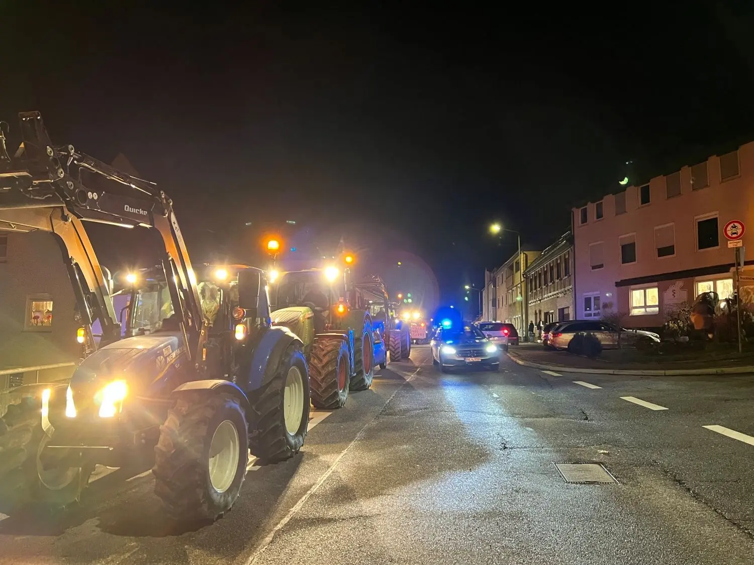 Unter dem Motto „Hohenstaufen glüht“ haben am Mittwoch, 24.01.2024, mehrere hundert Traktoren und Pkw die Straßen rund um den Göppinger Hausberg blockiert.
