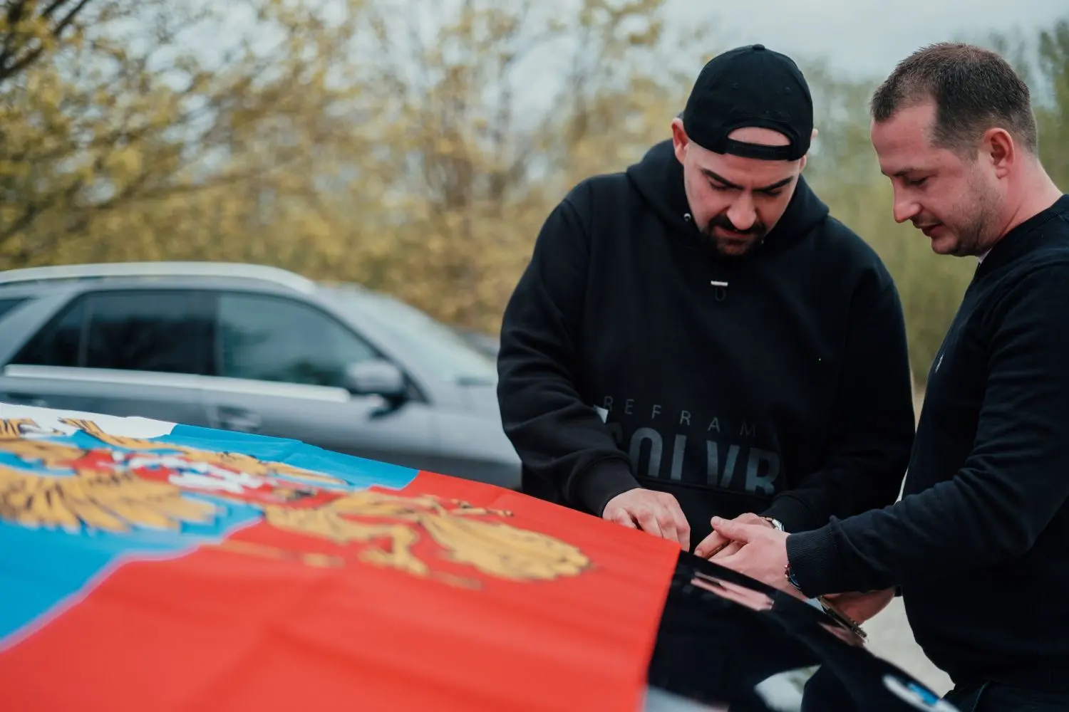 Machten ihr Auto für die Fahrt durch Reutlingen bereit: Zwei Teilnehmer der Auto-Demo.
