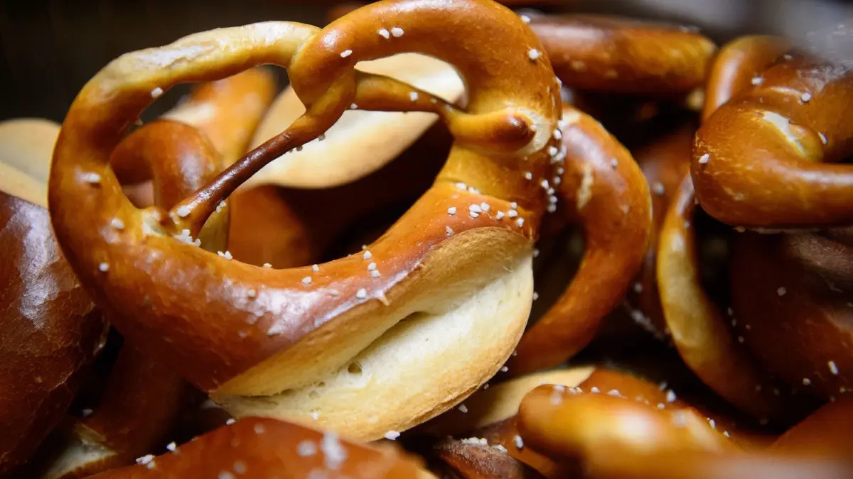 Sagenhaft lecker: schwäbische Brezeln in einem Korb. Darüber, wer das Gebäck erfunden hat, gibt es in der baden-württembergischen Sagenwelt unterschiedliche Angaben. ⇥
ARCHIV - 20.12.2017, Baden-Württemberg, Stuttgart: Schwäbische Brezeln liegen in einer Bäckerei in einem Korb. (zu dpa: «Brezel zu teuer - Kunde greift Verkäuferin in Bäckerei an" vom 15.06.2018) Foto: Sina Schuldt/dpa +++ dpa-Bildfunk +++