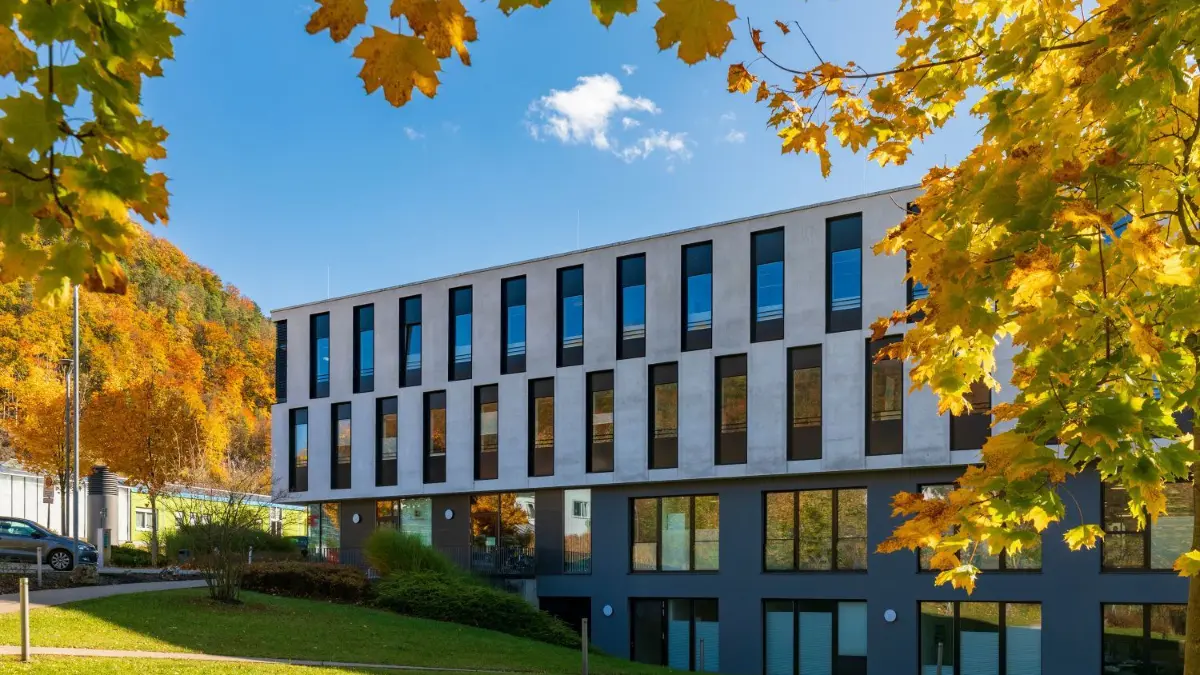Die Helfenstein-Klinik bekommt weiter viel Aufmerksamkeit: Kritiker lehnen die Umwandlung ab, Befürworter sehen Chancen, dass das Problem des Fachkräftemangels im Landkreis Göppingen gelöst wird.
Helfenstein-Klinik und Gesundheitszentrum Geislingen - Außenansicht im Herbst 2021