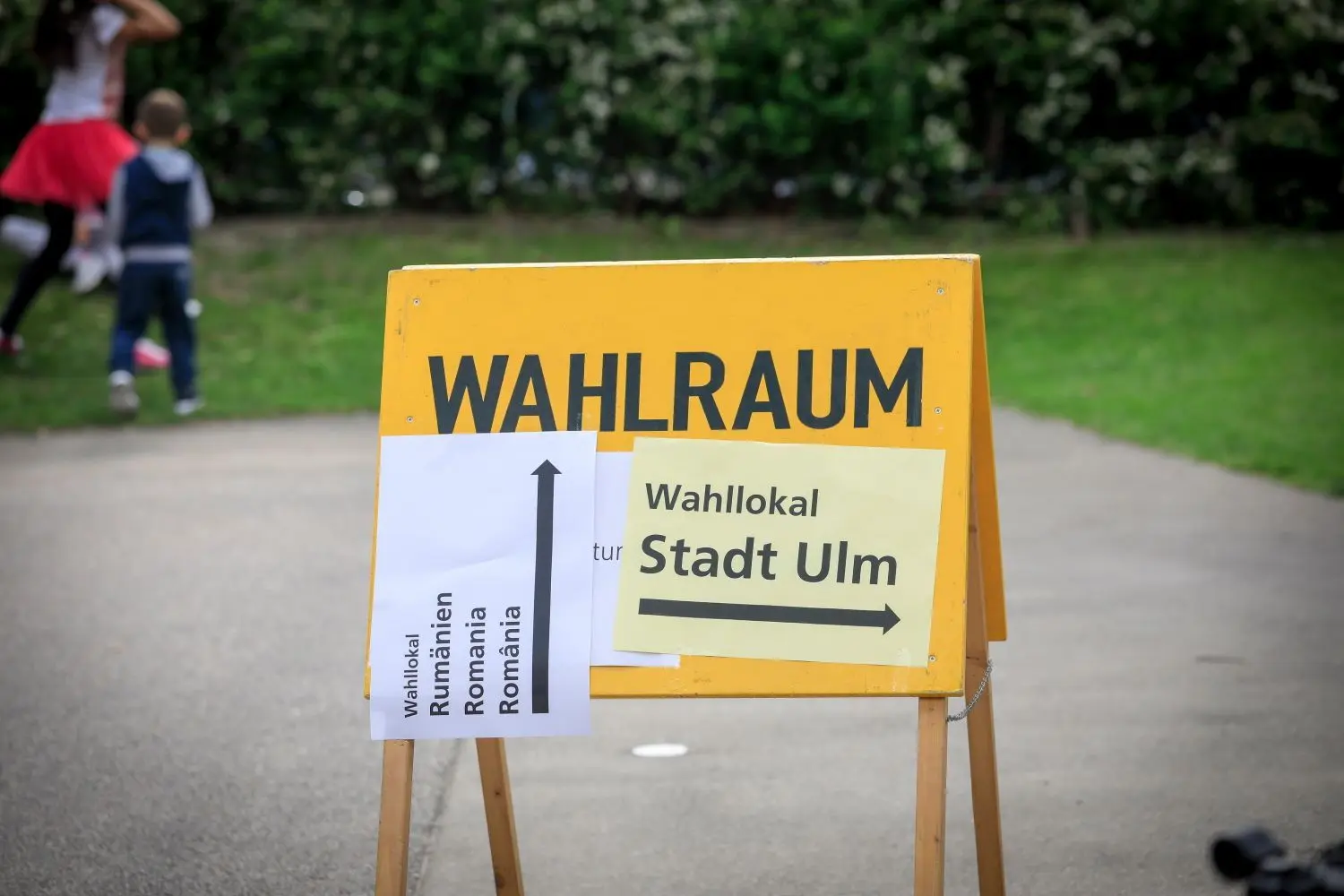 Vor dem Wahllokal im Ulmer Kepler Gymnasium hat sich momentan ein Menschenauflauf gebildet. Offenbar sind rumänische Wähler sauer über die langen Wartezeiten.