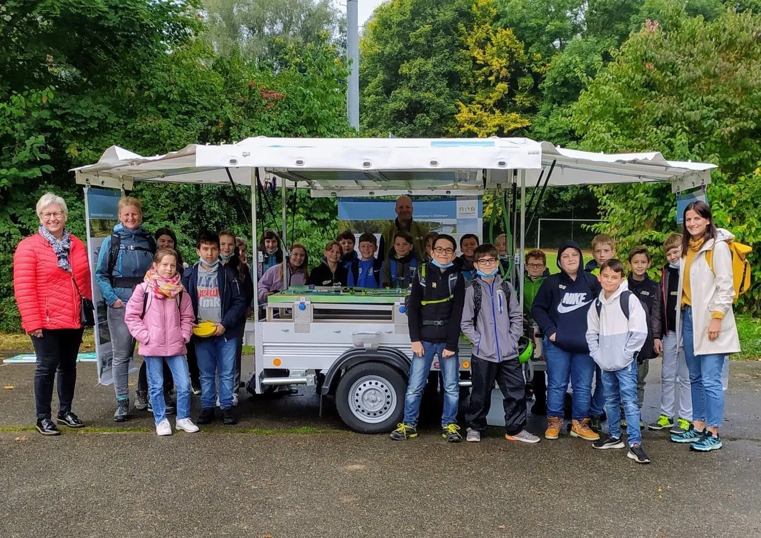 Das Donau-Mobil mit Biologe Sebastian Diedering macht mit Unterstützung von Brigitte Schilling von der Sparkasse Neu-Ulm/Illertissen (links außen) Halt am Illertal-Gymnasium. Das freut die Kinder wie auch die Lehrinnen Angela Lange (links) und Jennifer Mathan.