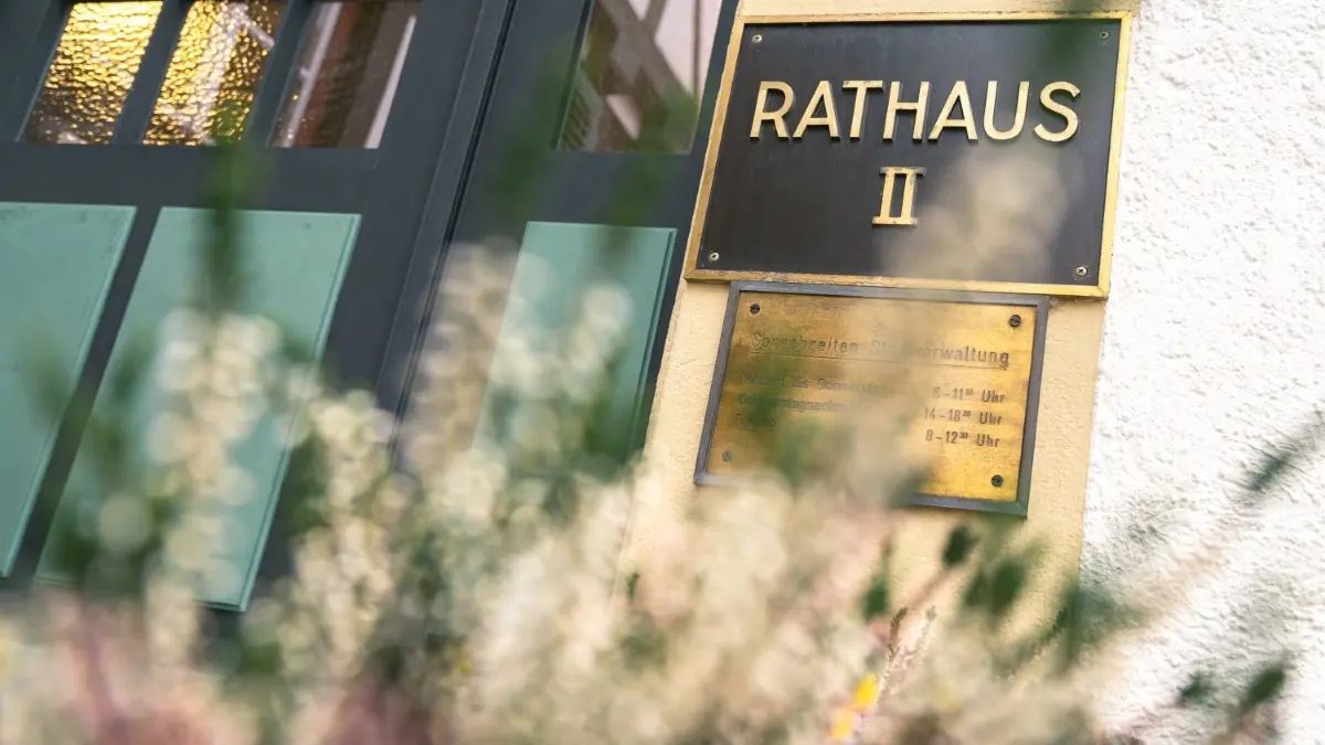 Soll einen millionenschweren Anbau bekommen: das Rathaus II in Pfullingen. Haushaltsmittel wurden dafür im aktuellen Doppelhaushalt der Stadt eingestellt. Doch die CDU merkte an, hier besonders zu prüfen, wo Einsparmöglichkeiten liegen.⇥
Soll einen millionenschweren Anbau bekommen: das Rathaus II in Pfullingen.