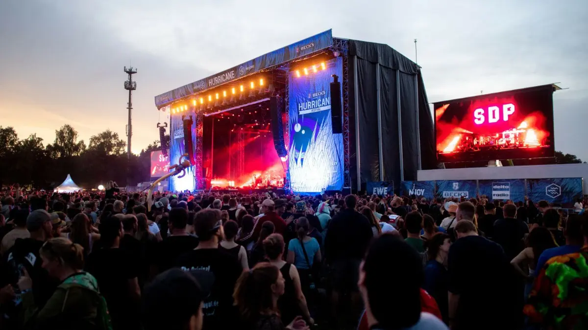 Zur Feier des 25. Band-Geburtstags steht für SDP eine große Open-Air-Tournee an. Termine, Tickets, Vorverkauf - hier gibt es alle Infos zur SDP-Tour 2024.
ARCHIV - 17.06.2022, Niedersachsen, Scheeßel: Zahlreiche Festivalbesucher verfolgten im vorigen Jahr das Konzert der deutschen Band «SDP» auf dem «Hurricane»-Festival in Scheeßel in Niedersachsen. Das Open-Air-Festival mit rund 78 000 verkauften Tickets findet vom 16. bis zum 18. Juni 2023 statt. (zu dpa: «Frauenanteil auf Bühnen von «Hurricane» und «Southside» steigt leicht») Foto: Hauke-Christian Dittrich/dpa +++ dpa-Bildfunk +++