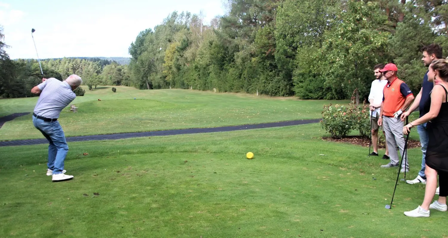 Der Rasen trefflich gepflegt und eher englisch, aber sonst rundherum nur die üppige Natur: Golf ist auch in Lockdown-Zeiten möglich. Entsprechend groß war das Interesse beim Hechinger Tag der offenen Tür auf dem Hagelwasen. ⇥