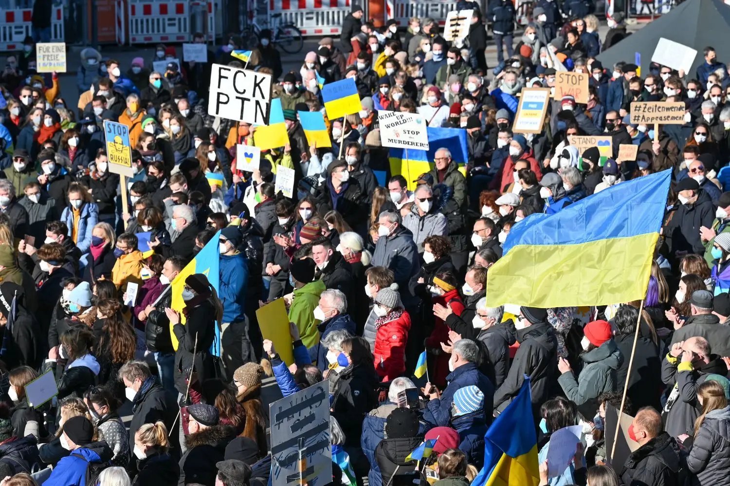 Viele Teilnehmer der Demo am Münsterplatz hatten ukrainische Flaggen dabei. ⇥