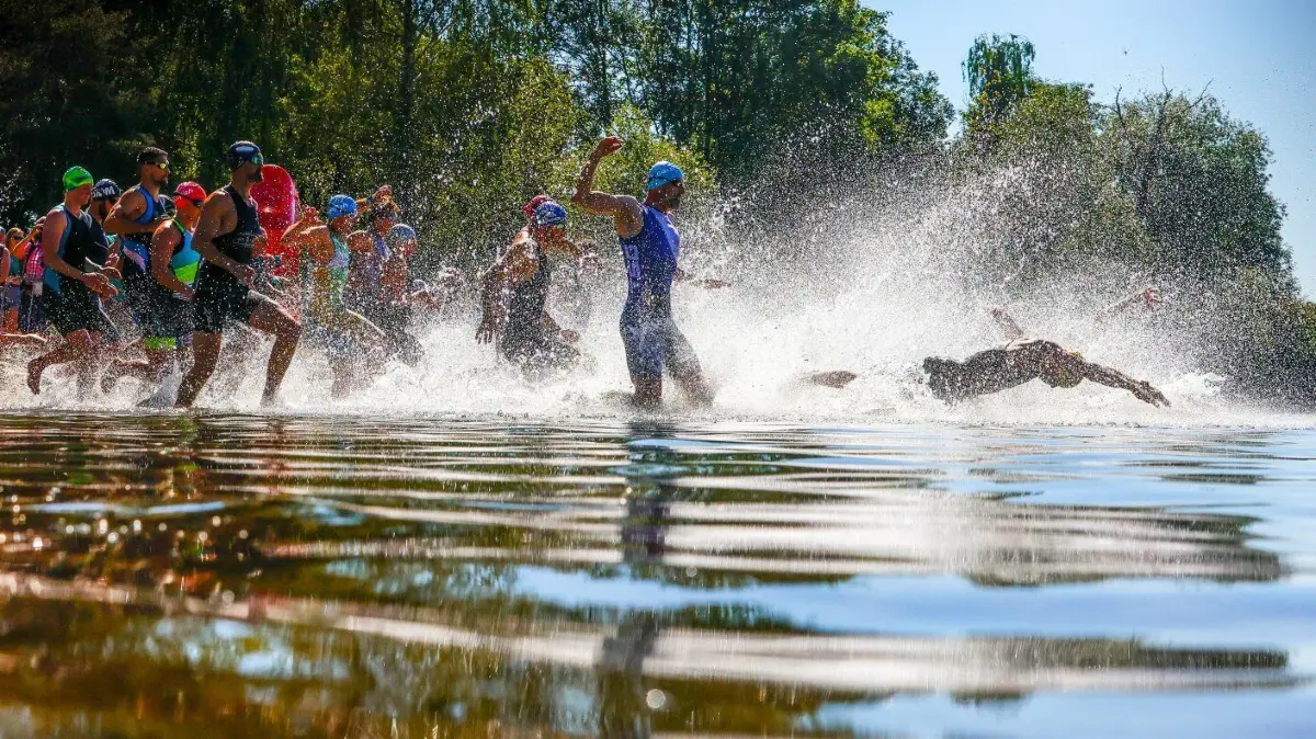 Am Sonntag ging der 26. Erbacher Triathlon bei hochsommerlichen Temperaturen über die Bühne.
26. Erbacher Triathlon, Start Schwimmen am Erbacher Badesee