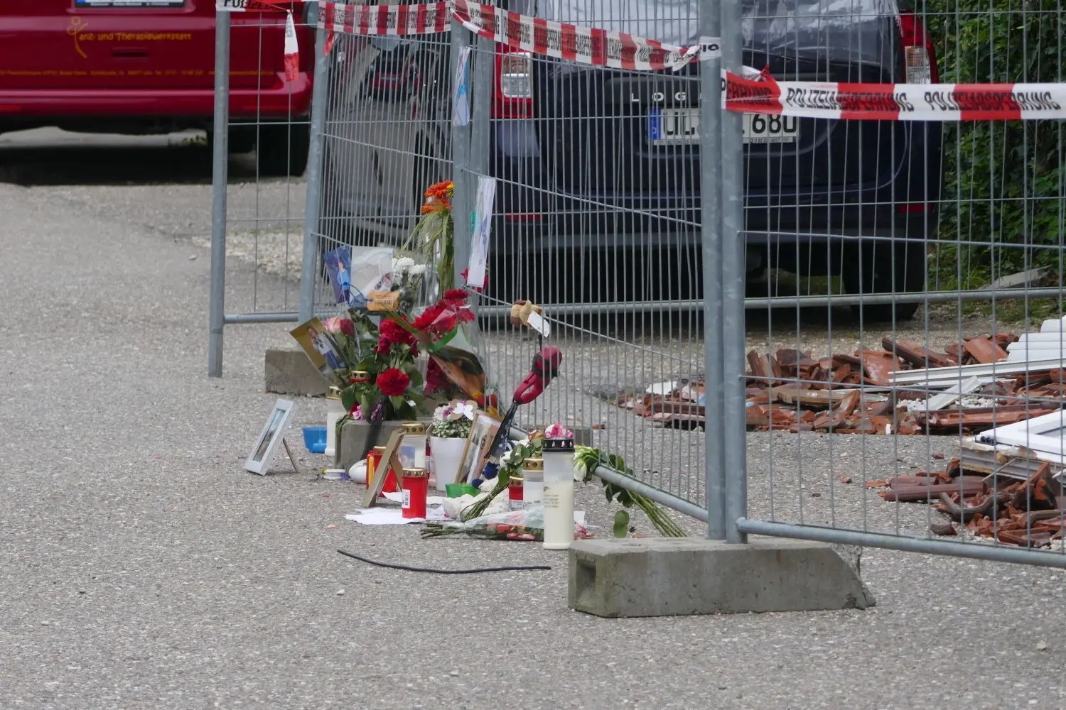 Nachbarn und Freunde haben vor dem ausgebrannten Haus in Gerhausen Blumen niedergelegt und Kerzen aufgestellt. Auch Tage nach dem Familiendrama ist die Bestürzung über die Tat groß. ⇥
