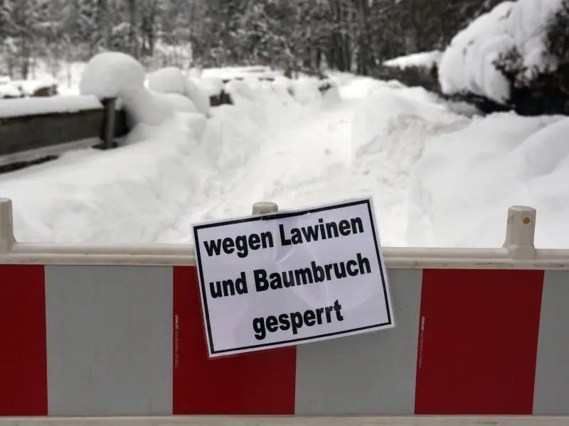 Ein wegen Lawinengefahr und Baumbruch gesperrter Wanderweg in Süddeutschland. Foto: Angelika Warmuth