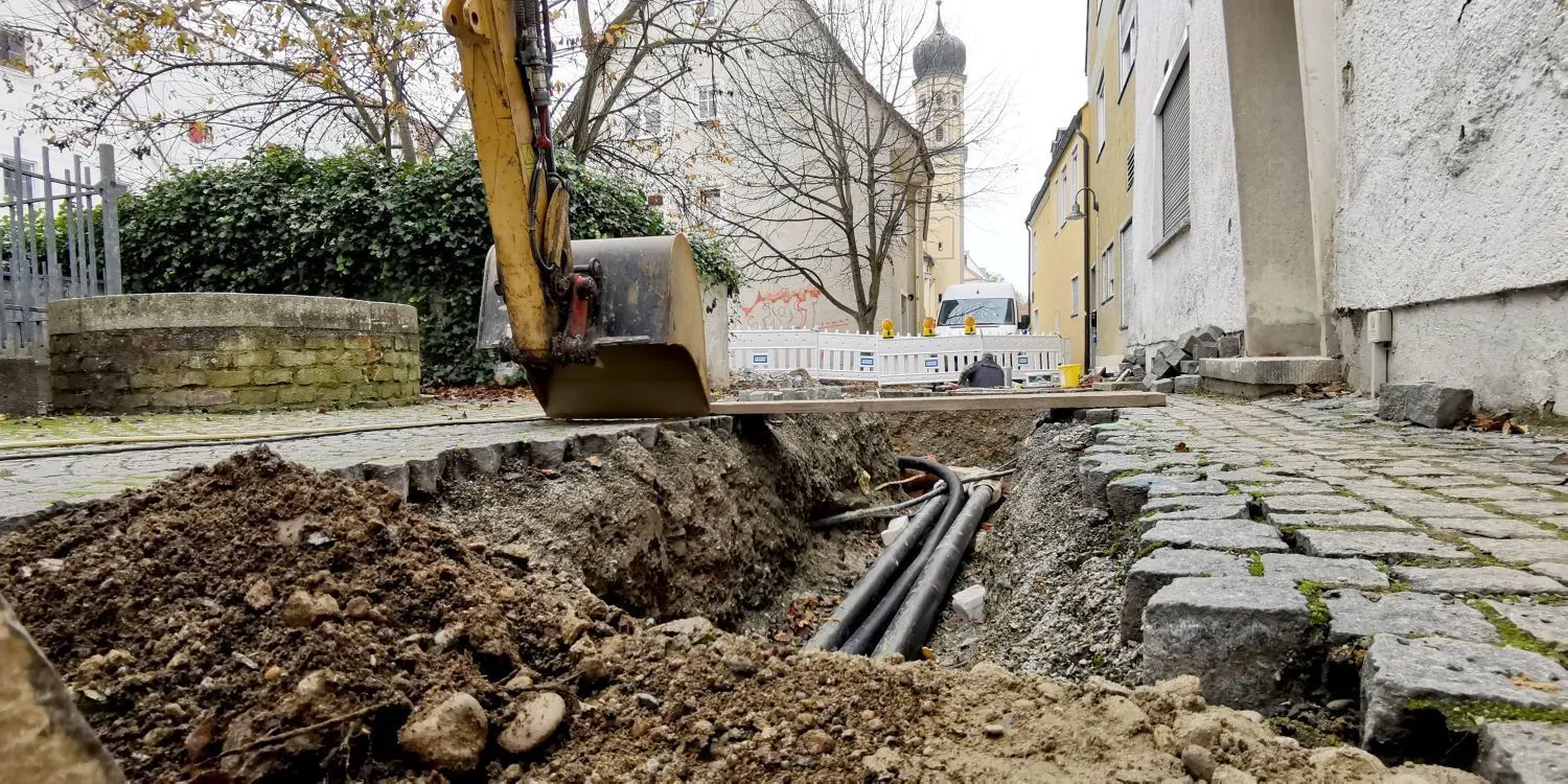Die Fernwärme Weißenhorn GmbH hat bereits 20 Kilometer an Leitungen bauen lassen – hier aktuell An der Mauer.⇥