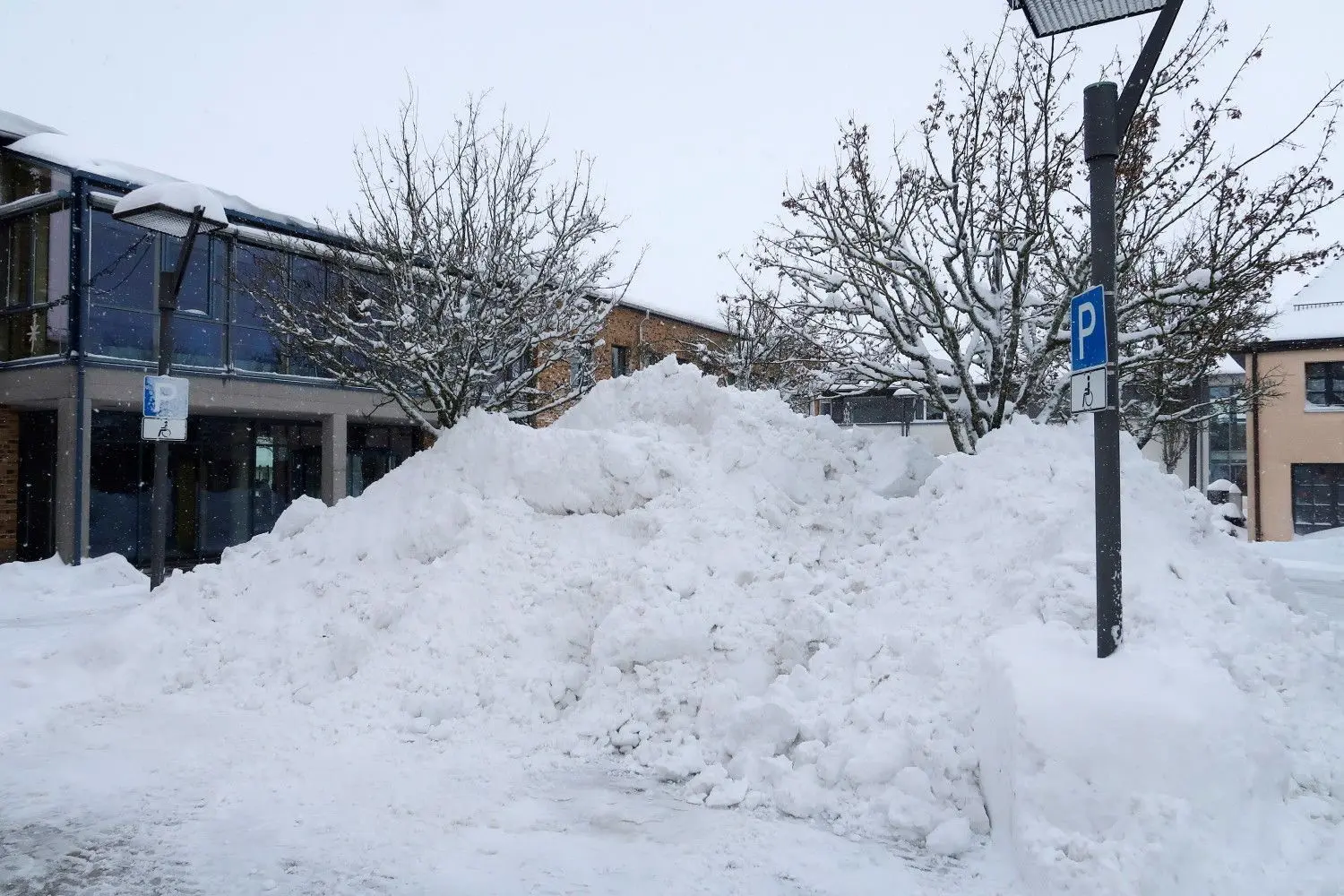 Berge von Schnee, da sieht man selbst das Böhmenkircher Rathaus fast nicht mehr.