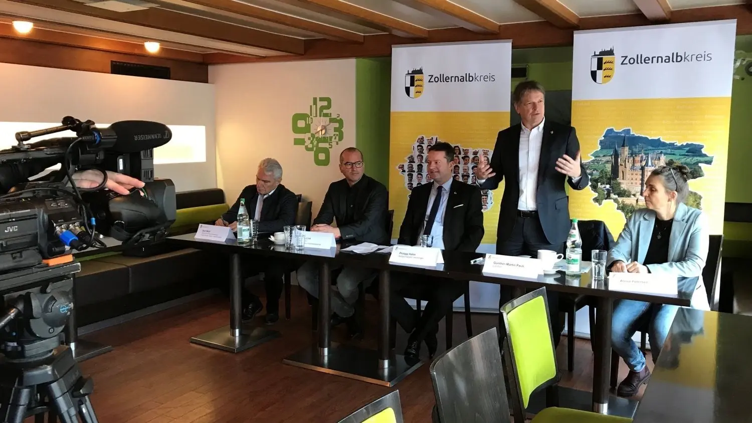Pressekonferenz im alten "Klaiber" mit TV-Kamera und (von rechts): Almut Petersen vom AK Asyl, Landrat Günther-Martin Pauli, Bürgermeister Philipp Hahn, Kreissozialdezernent Georg Link und Kreishauptverwaltungsleiter Karl Wolf.⇥