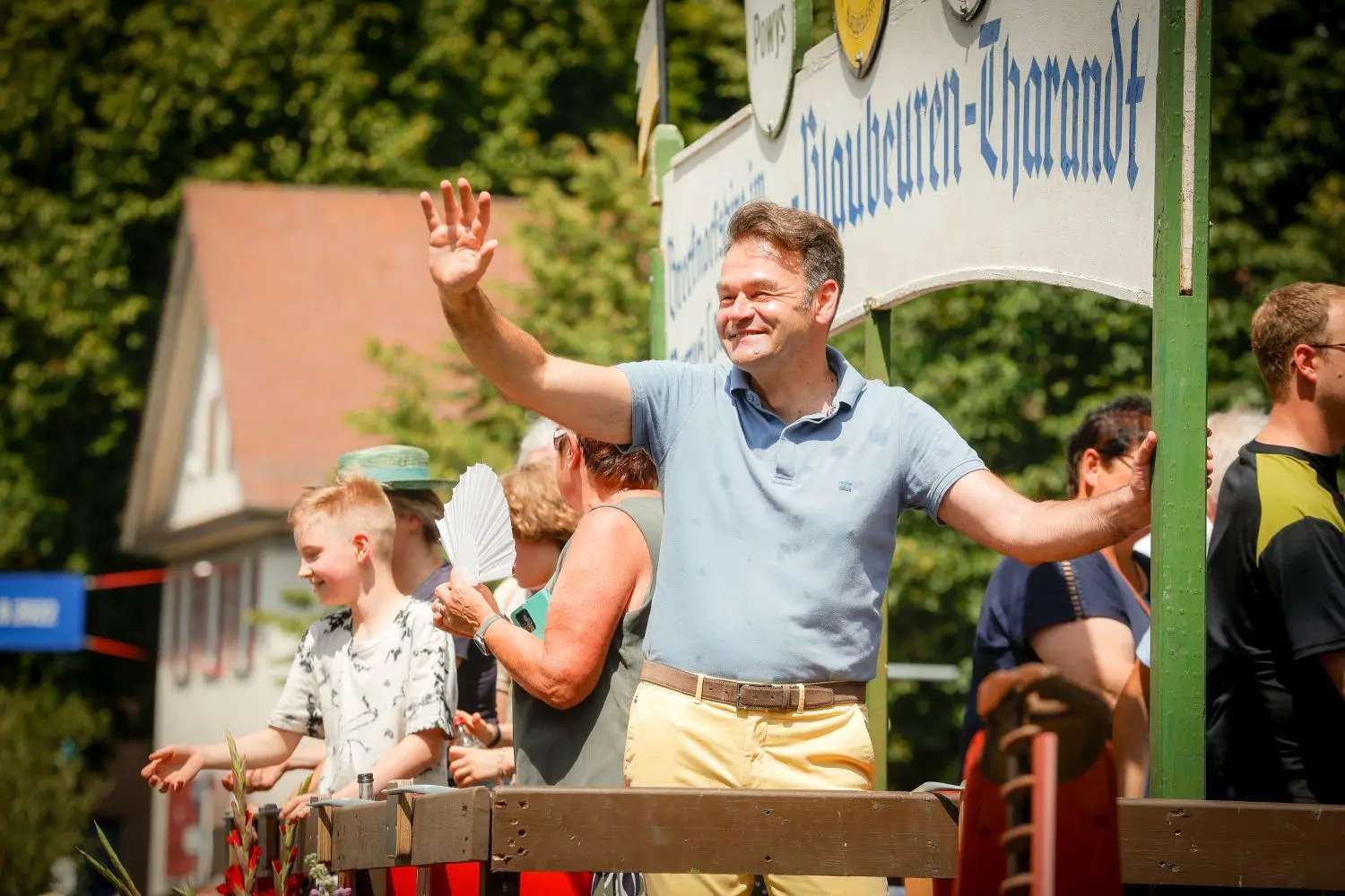 Blaubeuren - Kinderfest: Bürgermeister Jörg Seibold auf dem Festwagen.