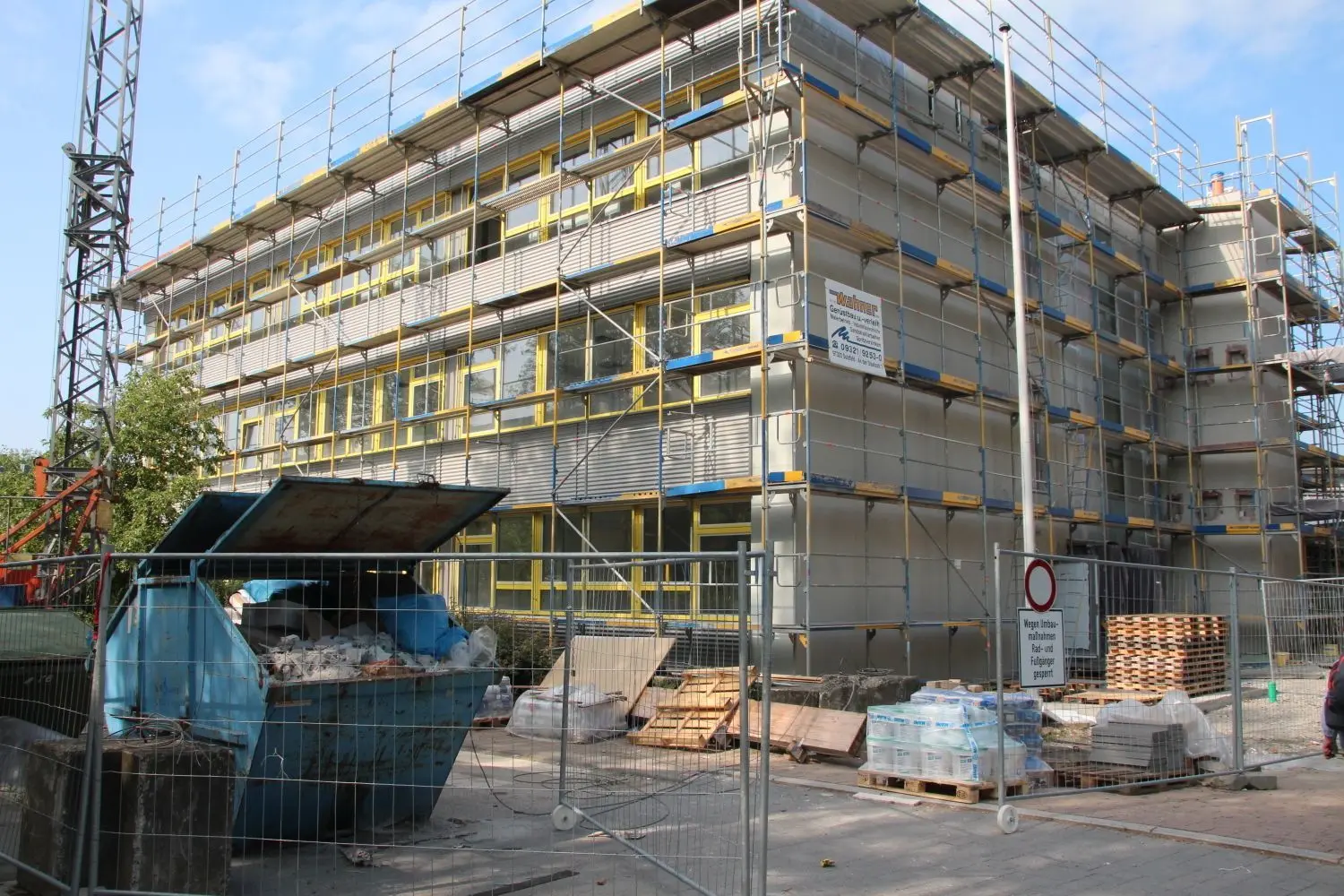 Die Fassade des Schwanenseegebäudes ist noch eingerüstet. Auch der Aufzugschacht (rechts) ist noch leer. Innen und außen wird gleichzeitig gearbeitet.  ⇥