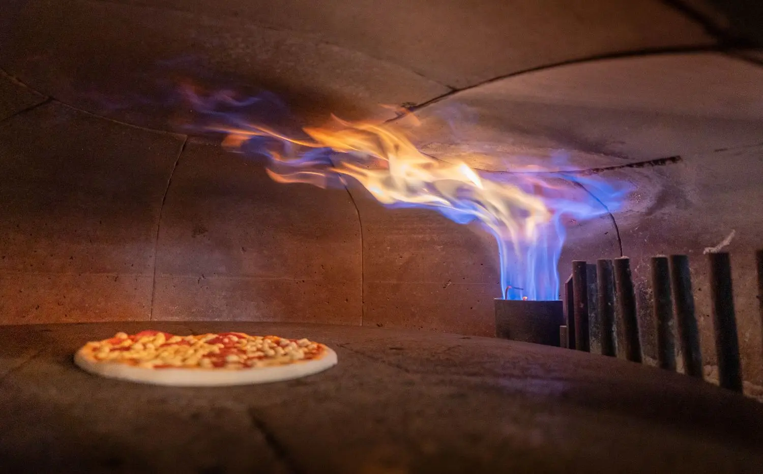 Jede Pizza wird im Steinbackofen knusprig gebacken.