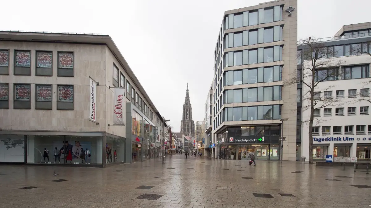 Weil Bars und Restaurants geschlossen sind, sind auch deutlich weniger Menschen in der Ulmer Innenstadt unterwegs. Darunter leidet der lokale Handel.
Ulm, 21.03.2020 Auswirkungen von Corona auf die Stadt
Hornbach Neu-Ulm, Friseure Ulm, Parkleitsystem, Innenstadt mit Wochenmarkt, Fußgänger Zone, MC Donalds