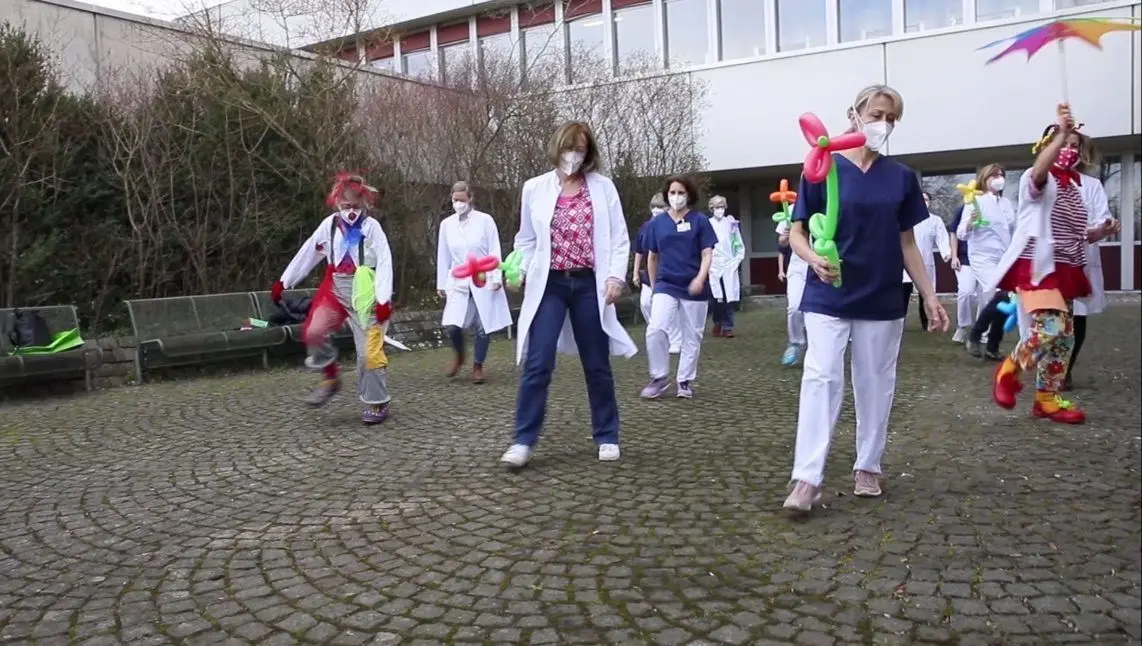 Mitarbeiterinnen des Sozialpädiatrischen Zentrums der Klinik am Eichert in Göppingen haben die Tanzaktionen initiiert.