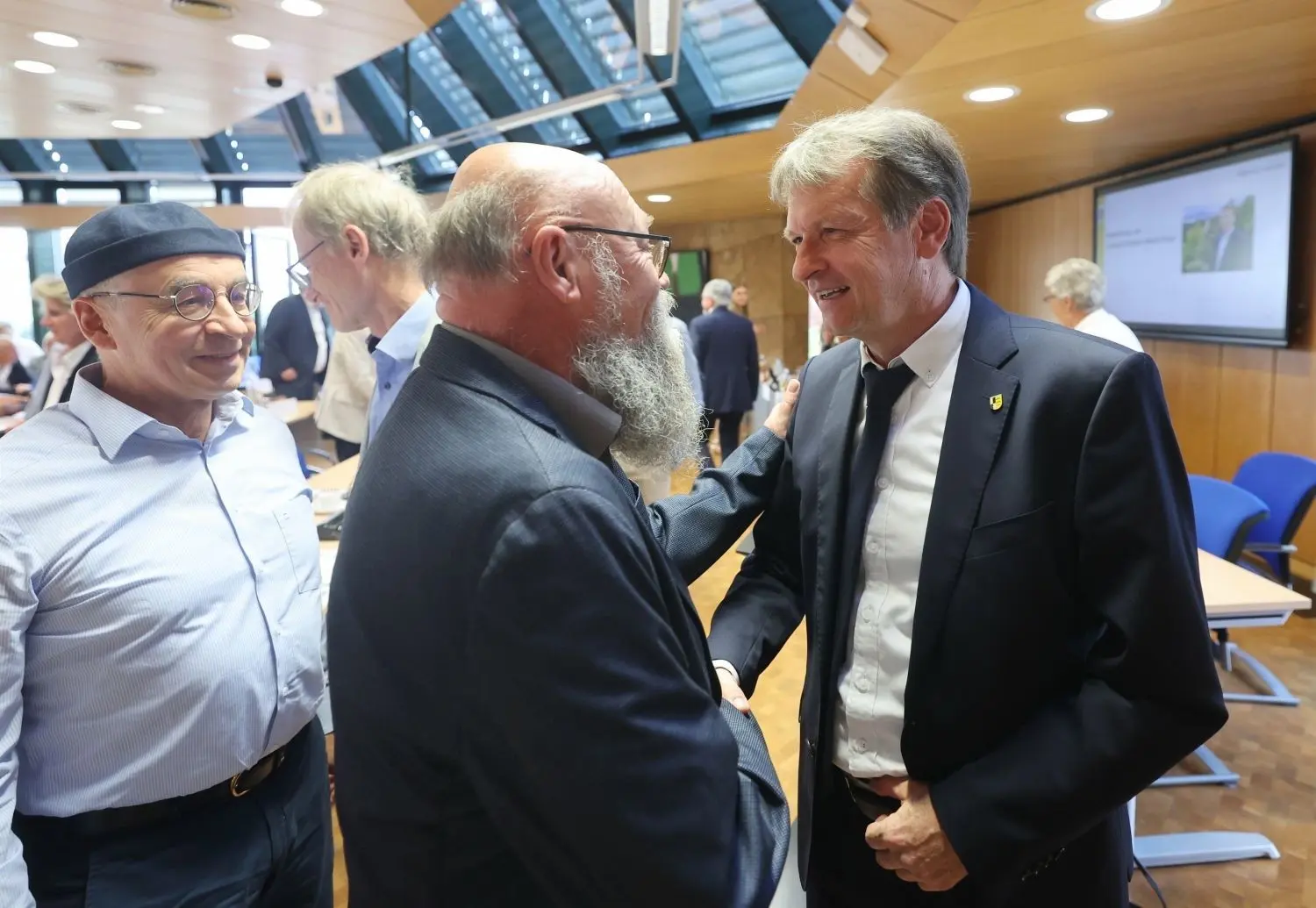 Günther-Martin Pauli (rechts) darf gratuliert werden.⇥