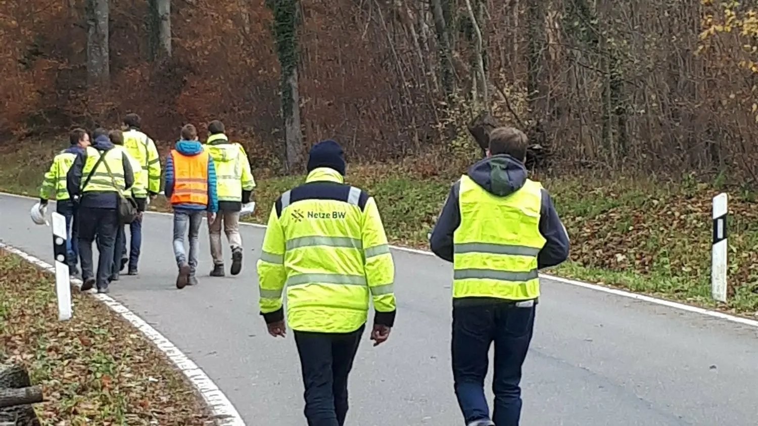 Den Buckel rauf (links) zur neuen Umspannstation auf dem Mitarbeiterparkplatz – und den Berg dann wieder hinunter (rechts).