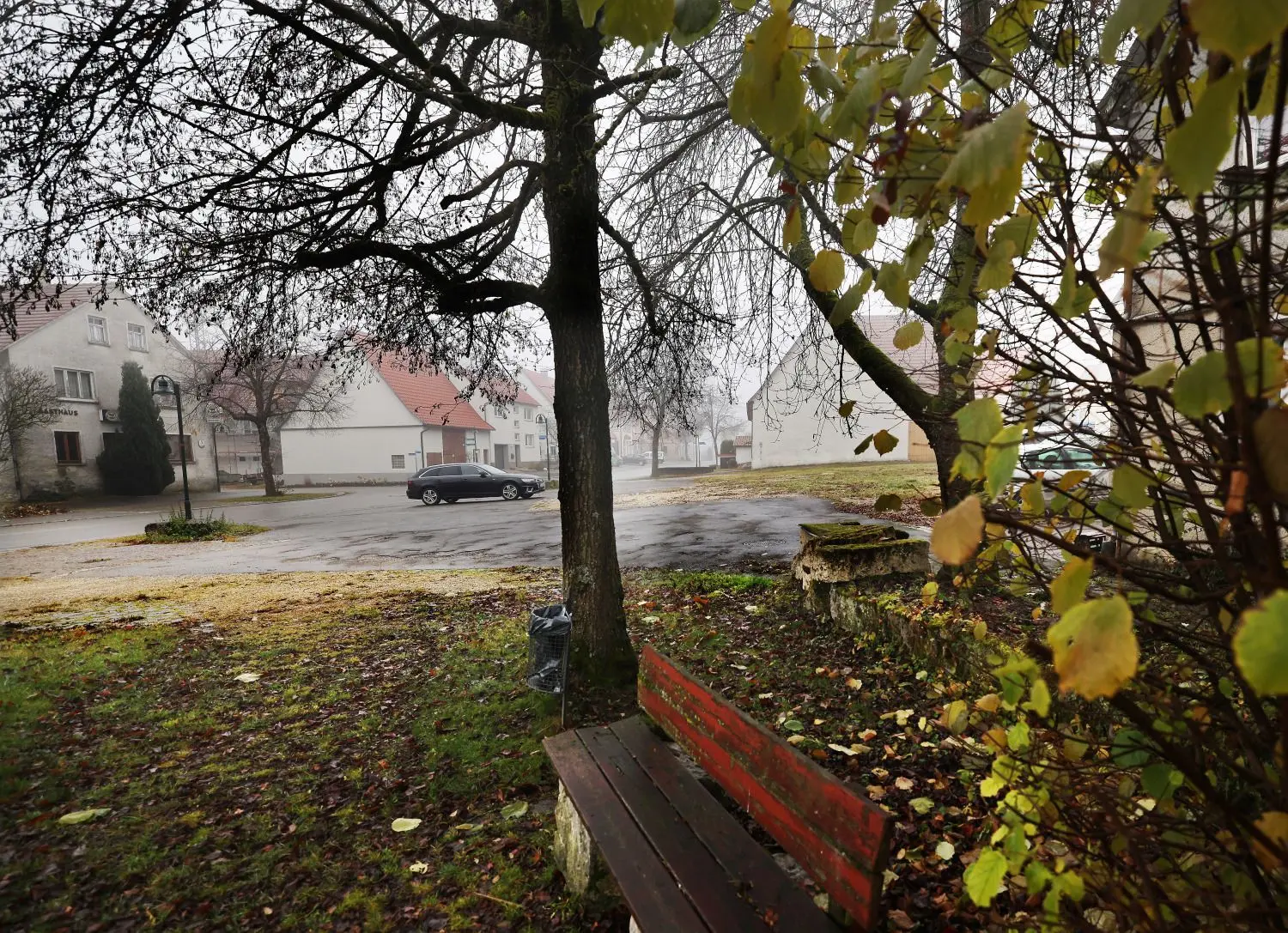 Das Gelände des ehemaligen Gasthauses Löwen wird seit Jahren als Parkplatz genutzt. Nun soll es verkauft werden und ein Wohn- und Geschäftsgebäude entstehen.