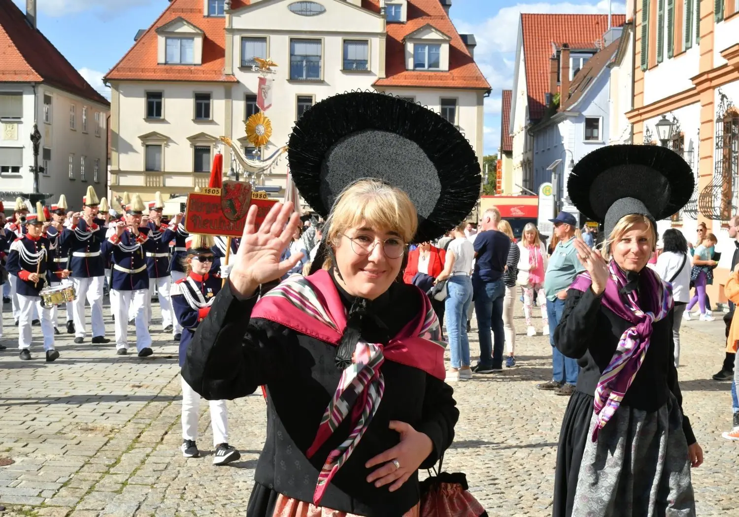 Musikkappellen aus Ehingen, historische Bürgerwachen und Milizen aus 48 Orten in Baden-Württemberg und rund 2000 Teilnehmer "im bunten Rock" waren am Sonntag zu Gast in Ehingen.