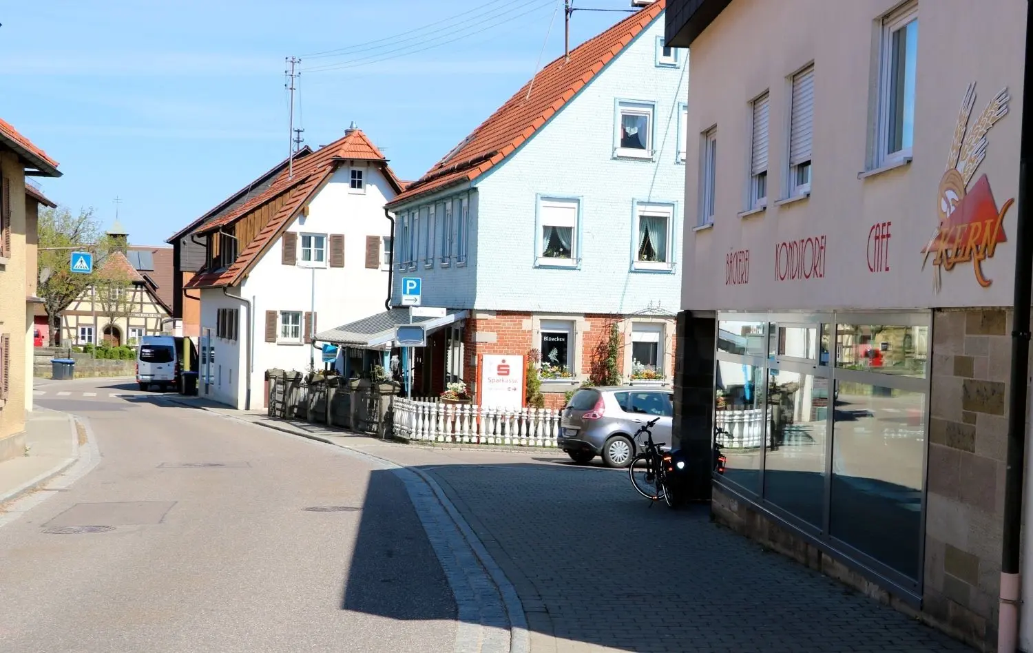 Die menschenleere Mainhardter Hauptstraße mit Bäckerei Kern und Firma Blümchen. Im Hintergrund das Textilgeschäft Pasler-Rau, das derzeit vor allem online verkauft. ⇥