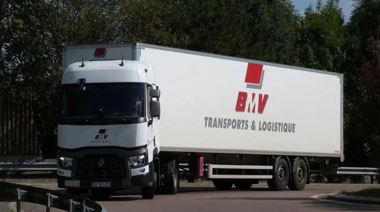 So sehen die neuen rollenden „Brüder“ der Barth-Laster aus: BMVirolle-Lastwagen aus Lyon, natürlich der Marke Renault.⇥