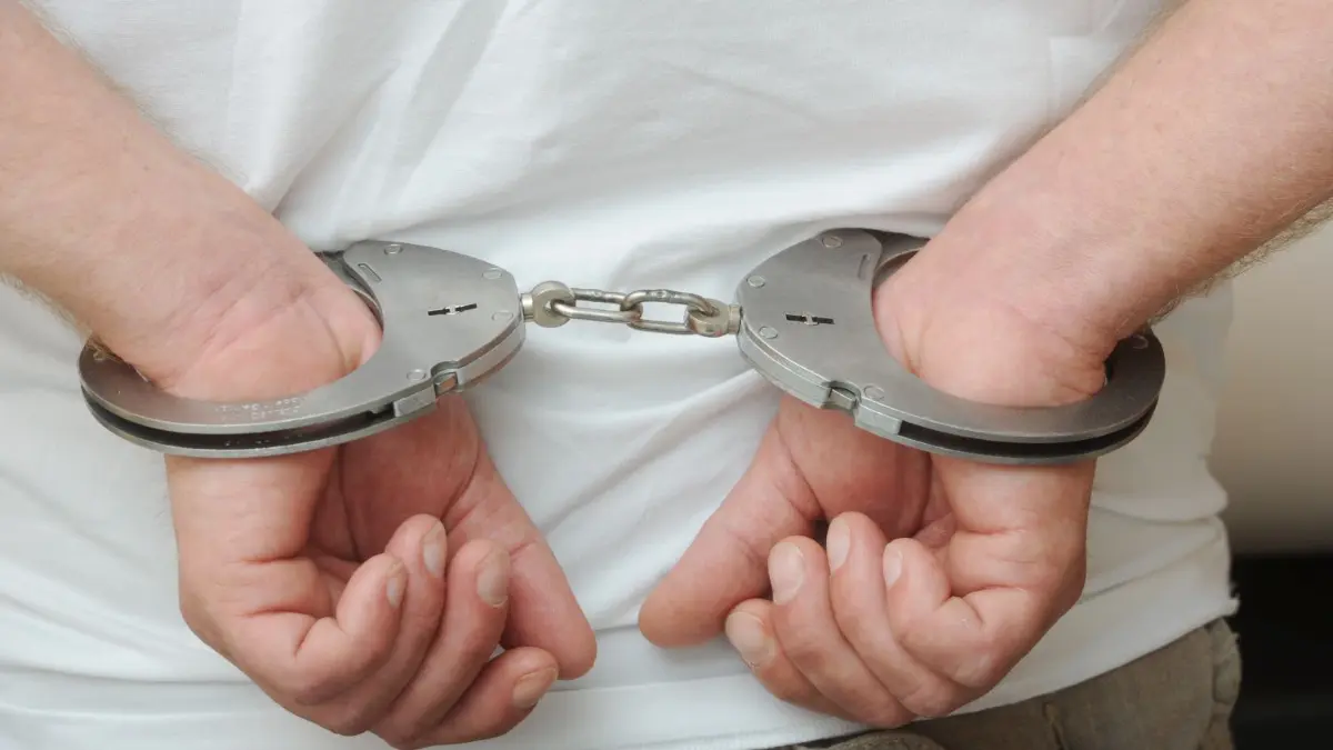 Gegen einen 32-jährigen und einen 30-jährigen Mann wurde Haftbefehl erlassen. Die beiden stehen im Verdacht, mit Rauschgift gehandelt zu haben (Symbolbild).
ARCHIV - ILLUSTRATION - Zwei männliche Hände sind am 26.04.2011 in Karlsruhe in Polizeihandschellen gefesselt. (zu dpa «Bouillon will einheitliche Datenbank zur Erfassung von Straftaten» vom 27.11.2016) +++(c) dpa - Bildfunk+++