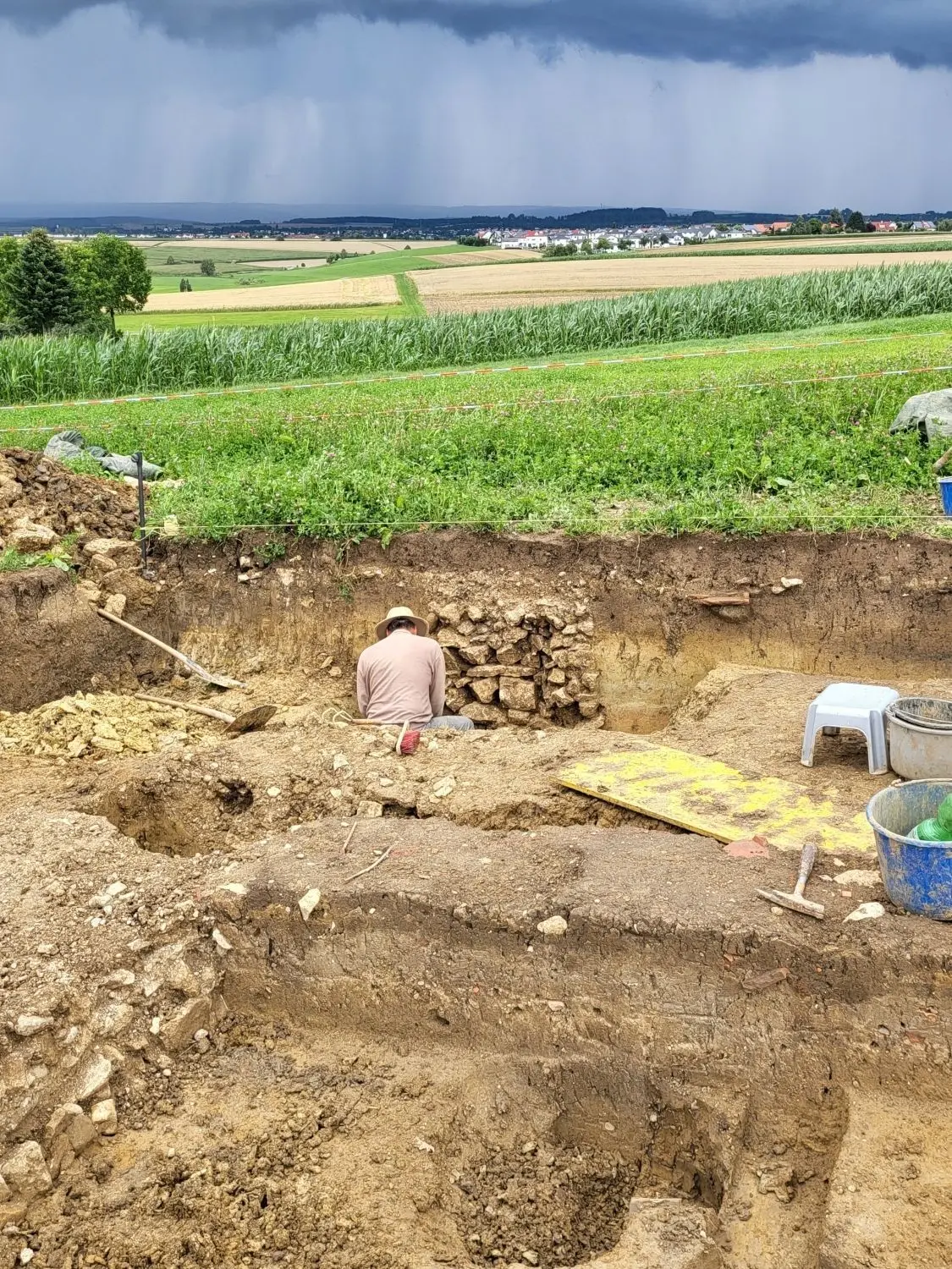 Ganze Mauerreste sind bei den Grabungen erschienen.⇥