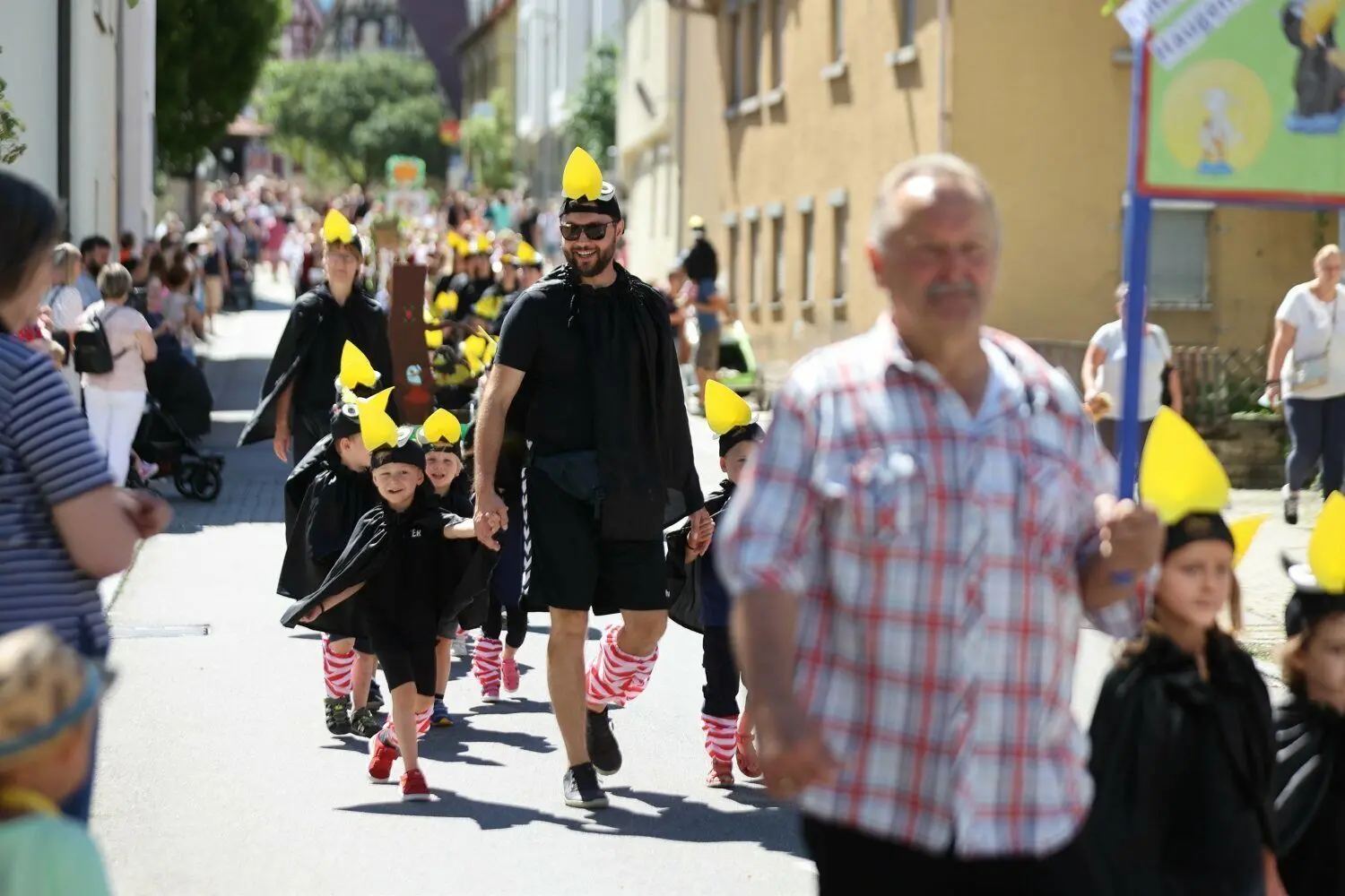 Kleine, gut gelaunte Raben ziehen durch die Metzinger Innenstadt.