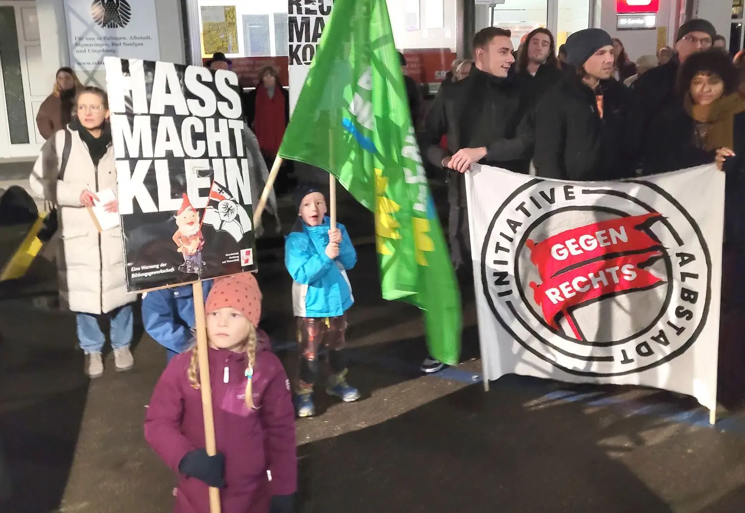 AfD lädt zum Bürgerdialog mit 160 Besuchern, zur Gegendemo kommen 200 Menschen. Alles bleibt friedlich.