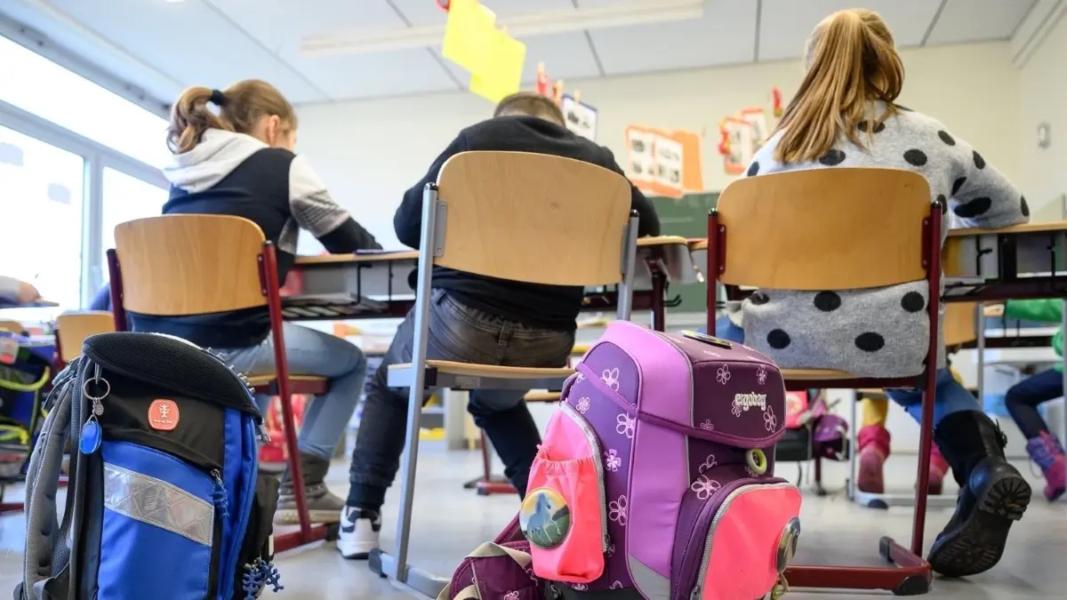 Symbolbild: Erstklässler haben ab Mitte 2026 und alle anderen Grundschülerinnen und Grundschüler ab Mitte 2029 einen Rechtsanspruch auf Ganztagsbetreuung.
ARCHIV - 10.12.2019, Baden-Württemberg, Stuttgart: Schulranzen stehen in einer Grundschule. (zu dpa: «Landtag berät über grün-schwarze Bildungspolitik») Foto: Sebastian Gollnow/dpa +++ dpa-Bildfunk +++ | Verwendung weltweit
Download am 18.06.2020 für SWUM