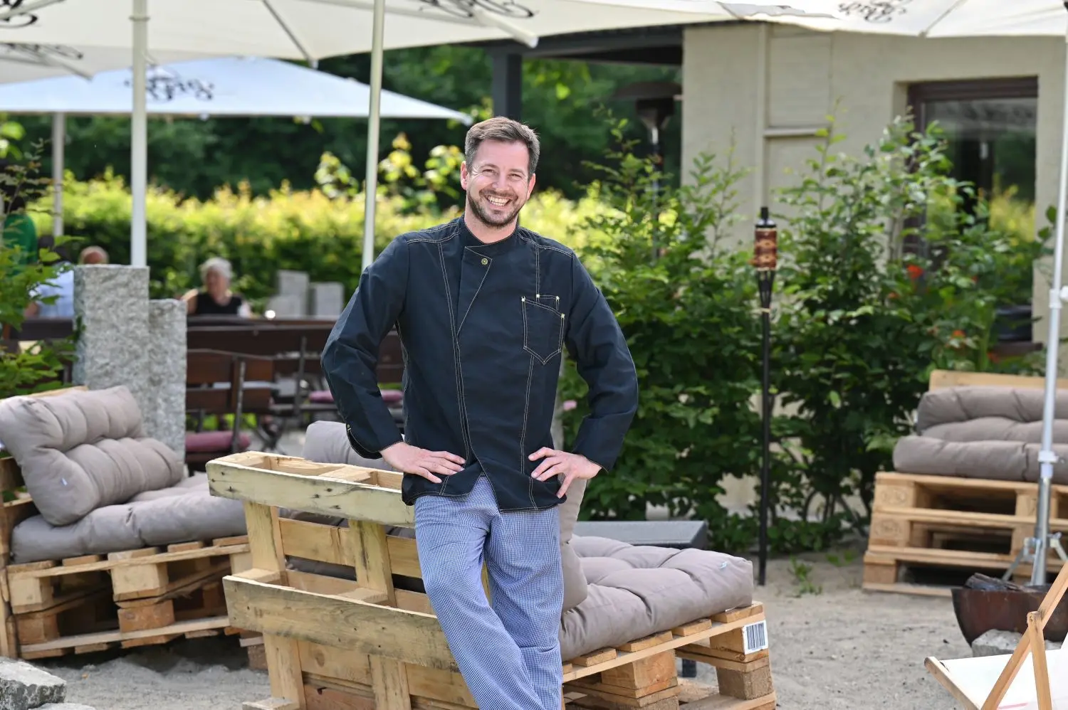 Marco Kornisch ist Chef über Küche und Speisekarte und fühlt sich wohl in seinem neu gestalteten Außenbereich.⇥