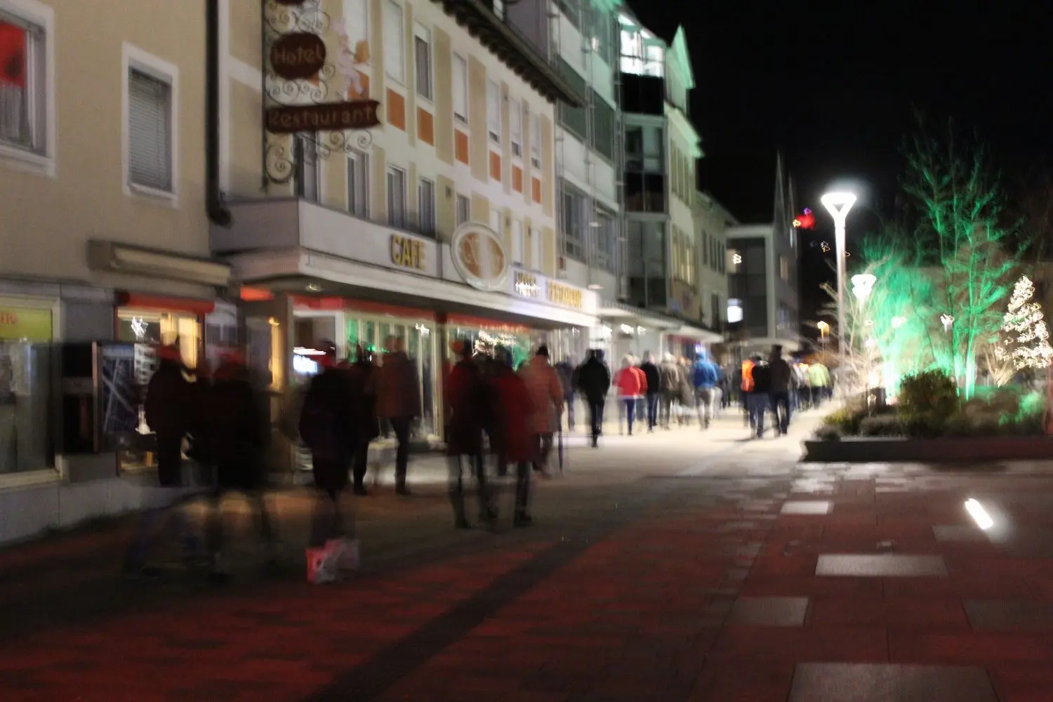 So wenig scharf wie dieses Foto vom montäglichen „Spaziergang“ der Corona-Kritiker in Hechingen sind die kommunalen beziehungsweise polizeilichen Richtlinien für ebensolche stummen Proteste. Weder die hohe Polizeiführung noch die Politik scheinen zu wissen, wie sie mit dieser Art von Versammlung umgehen sollen.⇥