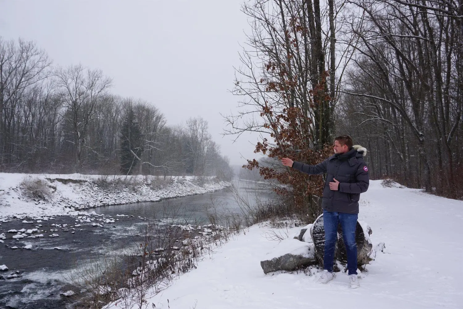Hier endet der schon renaturierte Teil der Iller bei Vöhringen, erklärt Gunther Wölfle vom Wasserwirtschaftsamt. Bald soll die Renaturierung in nördliche Richtung aber weitergehen. Parallel wird der Auwald (rechts im Bild) ein Naturwald.⇥