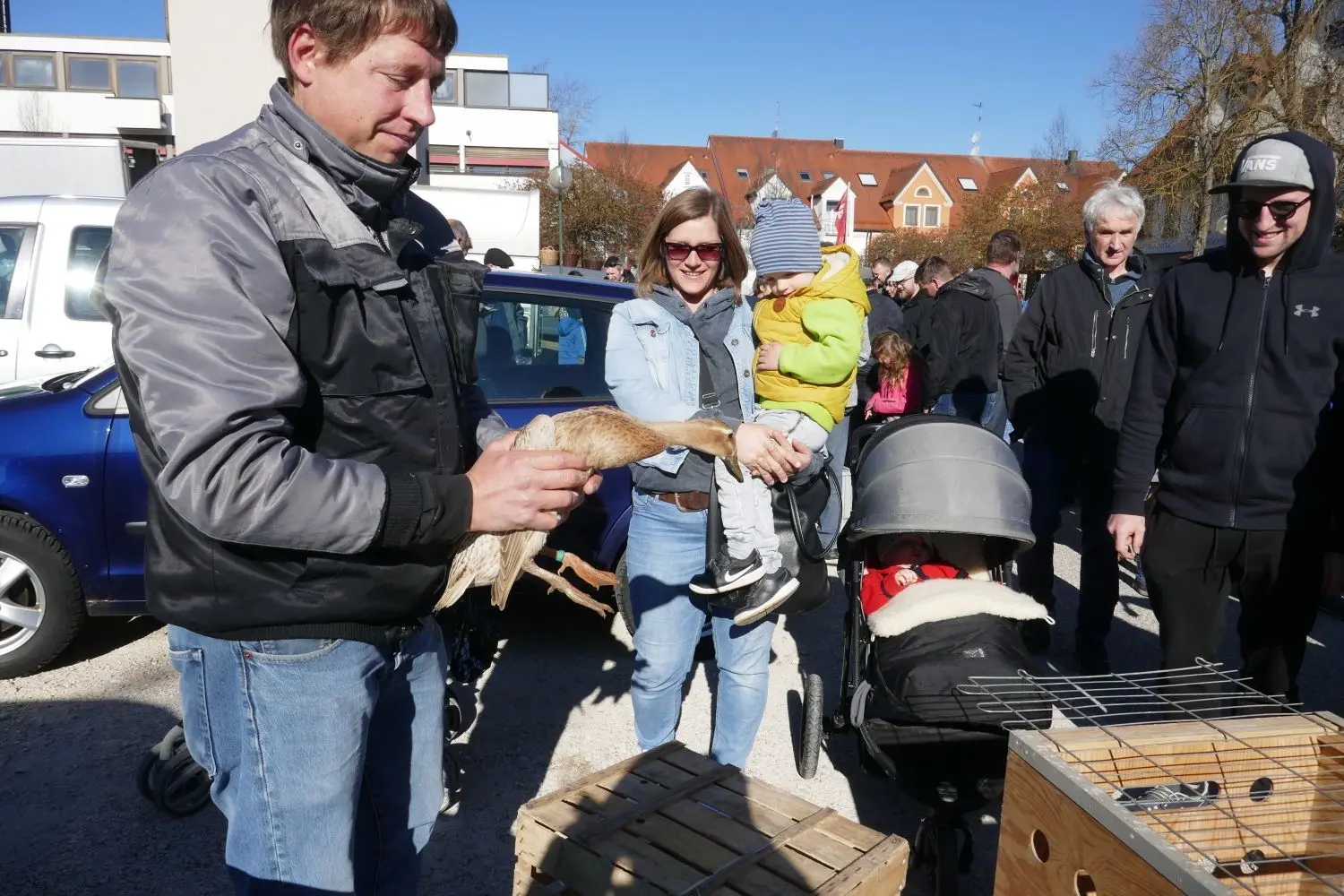 Eine Ente wechselt auf dem Ostermarkt den Besitzer.⇥
