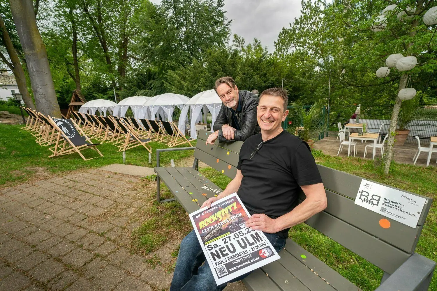 Die beiden Gastronomen Michael Freudenberger (links) und Oliver Loser eröffnen den Biergarten am Neu-Ulmer Donauufer.