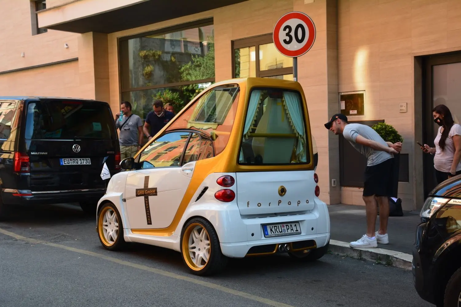 Das Papamobil, das in der Folge Vatikan der VOX-Serie „Hape und die 7 Zwergstaaten“ zu sehen ist, entstand auf der Basis eines Smarts. Markantes Kennzeichen: Der üppige Glasaufbau. Und natürlich die Autonummer KRU PA 1.