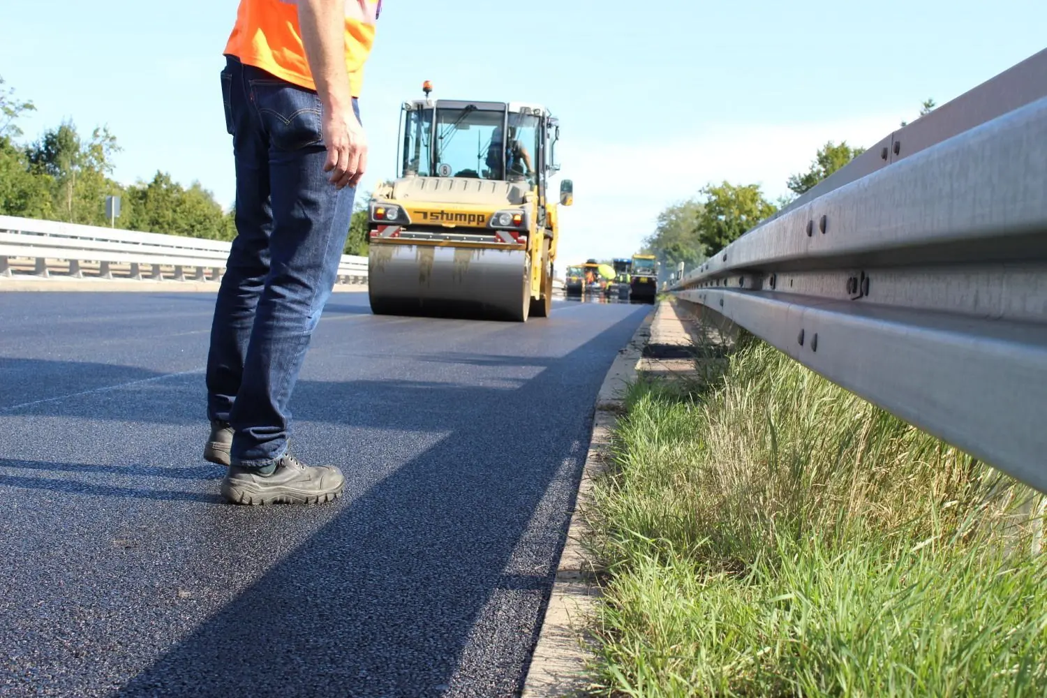 So nah kommt man der hochfrequentierten Bundesstraße selten. Das Regierungspräsidium Tübingen ermöglichte es für die HZ.
