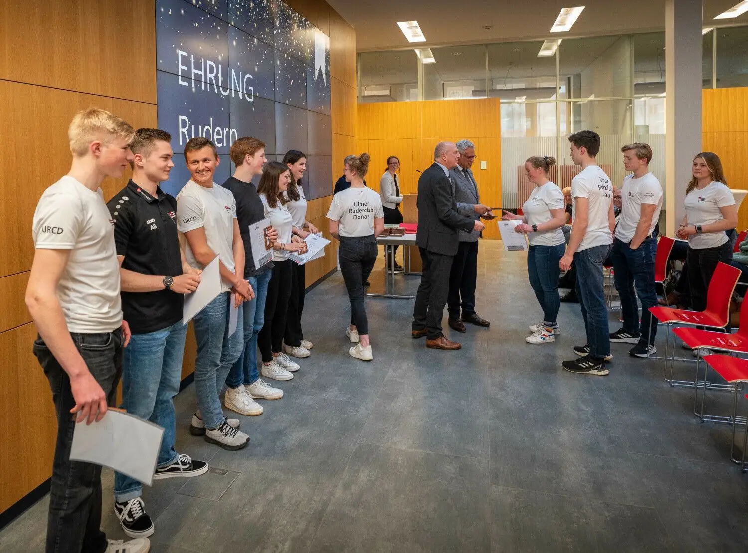 An zwei Abenden zeichnete die Stadt Ulm Sportlerinnen und Sportler für ihre herausragenden Leistungen aus. Oberbürgermeister Gunter Czisch und Gerhard Semler, Leiter des Amtes Bildung und Sport, übergaben den rund 300 Athleten die Urkunden. .⇥Foto:
