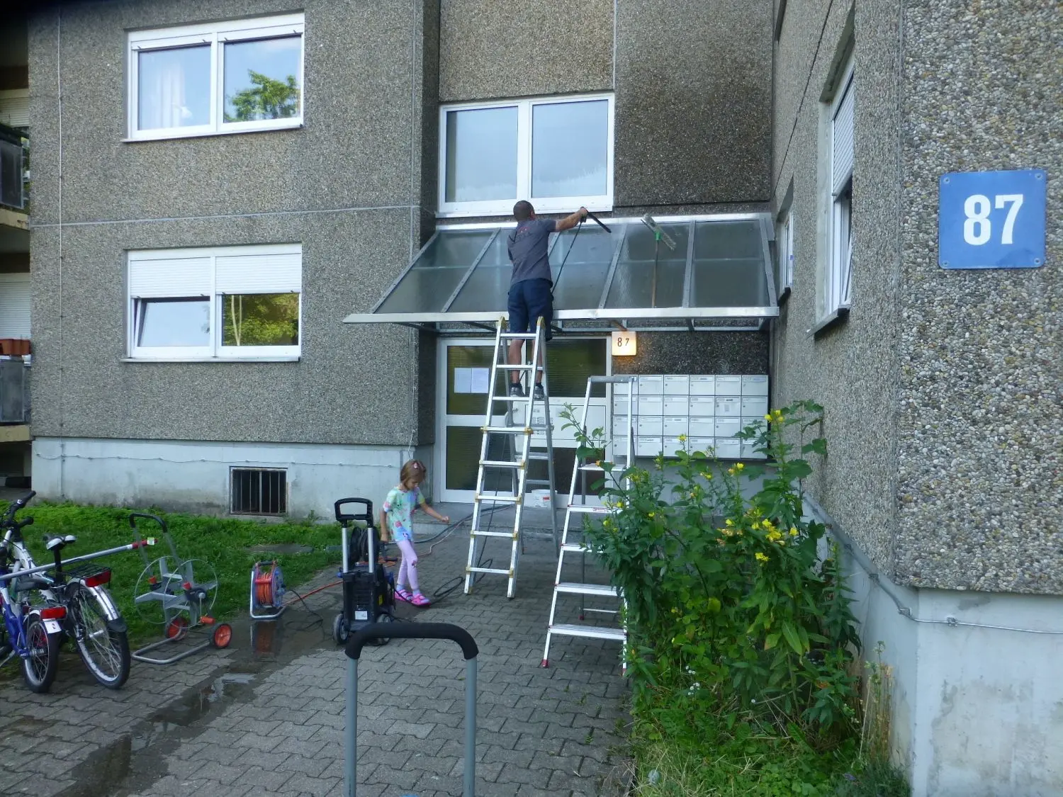 Sogar das Vordach wird abgestrahlt: Die Mieter der Johannes-Palm-Straße 87 hatten sich kürzlich zum Großreinemachen verabredet, weil Vermieter Vonovia die Kehrwoche dort von einem Putzdienst erledigen lassen wollte. 