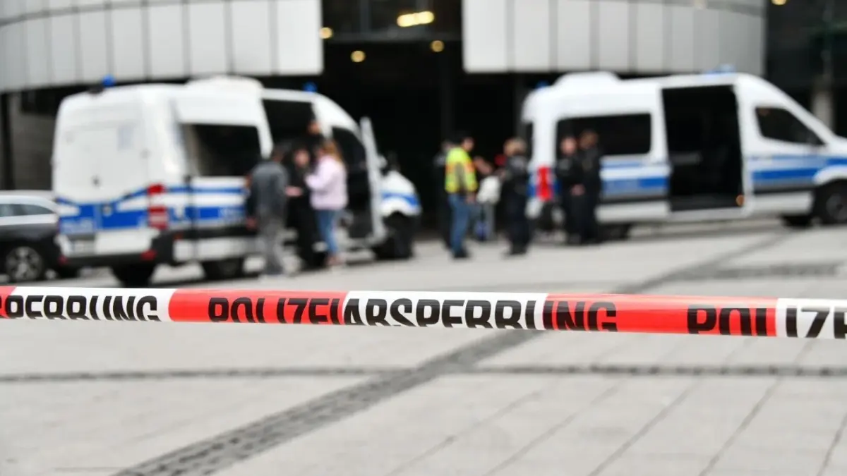 Einige Bereiche sind abgesperrt, viele Mannschaftswagen der Polizei stehen am Deutschhaus.
Razzia am Lederhof, Hauptbahnhof und Deutschhaus in Ulm am 31. Januar 2024